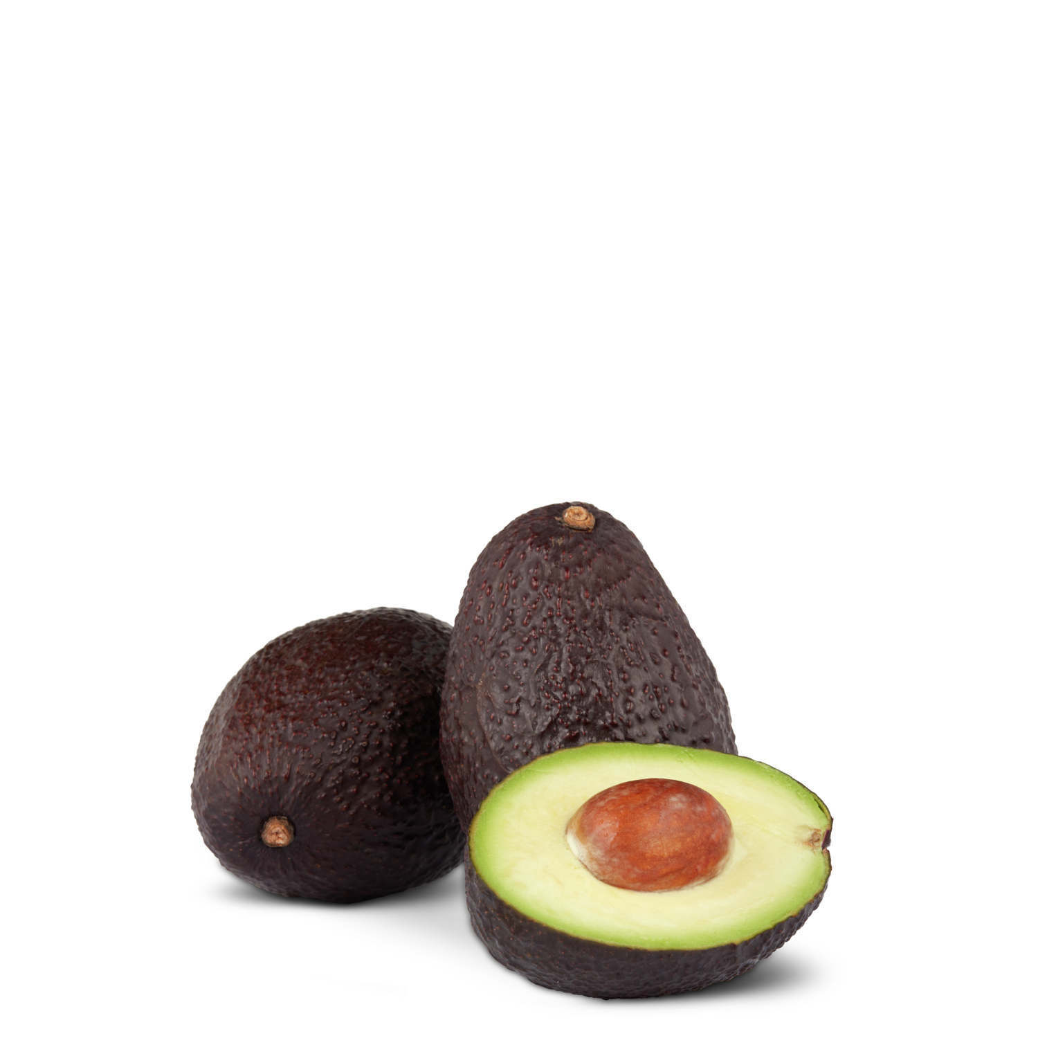 Des avocats mûrs, dont l'un est coupé en deux avec le noyau visible, sur fond blanc – un fruit onctueux idéal pour les salades, les sandwichs et les bols.