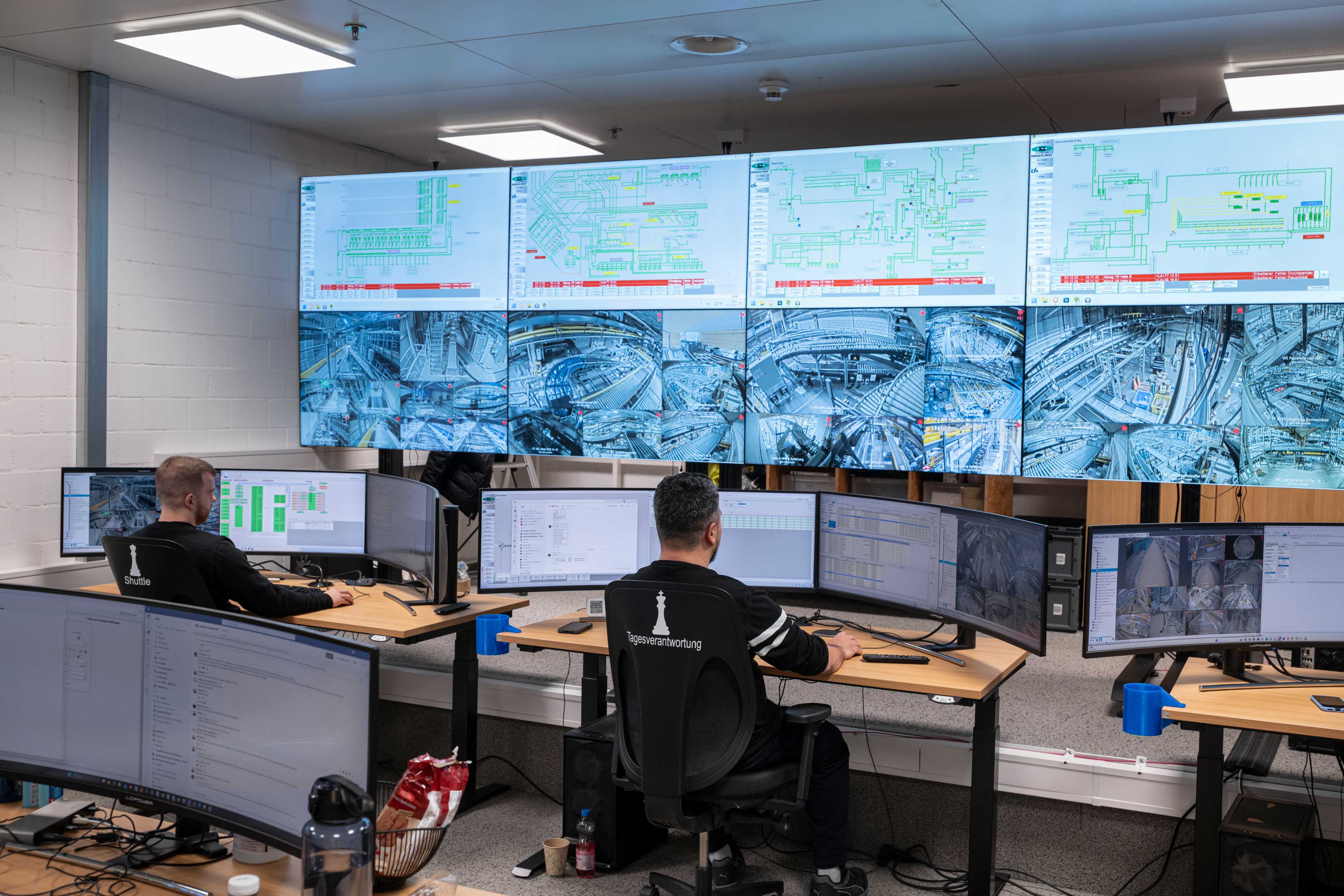 Gli specialisti del centro di controllo controllano le macchine su grandi monitor.