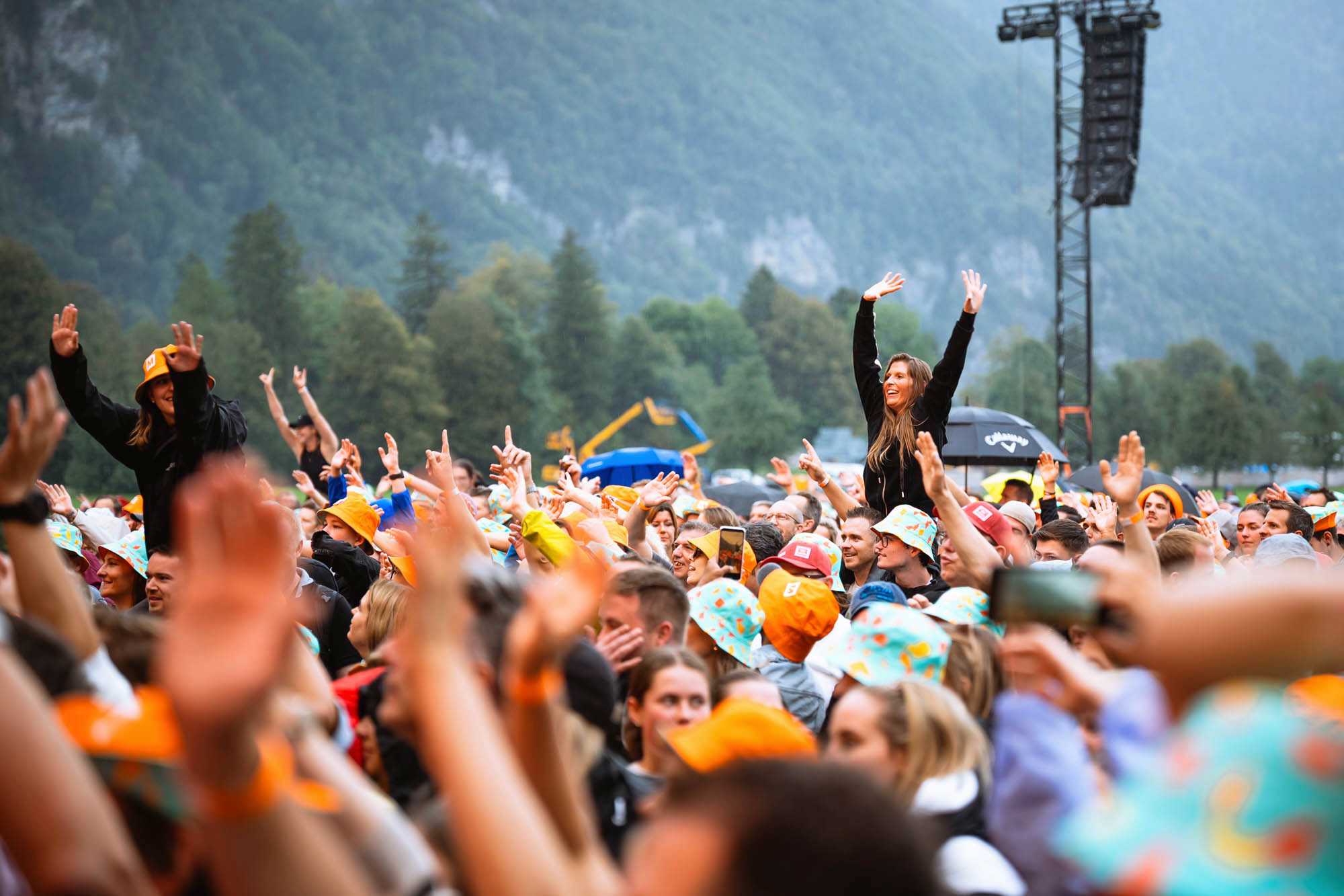 Les collaborateurs profitent des concerts lors de la fête des collaborateurs à Mollis.