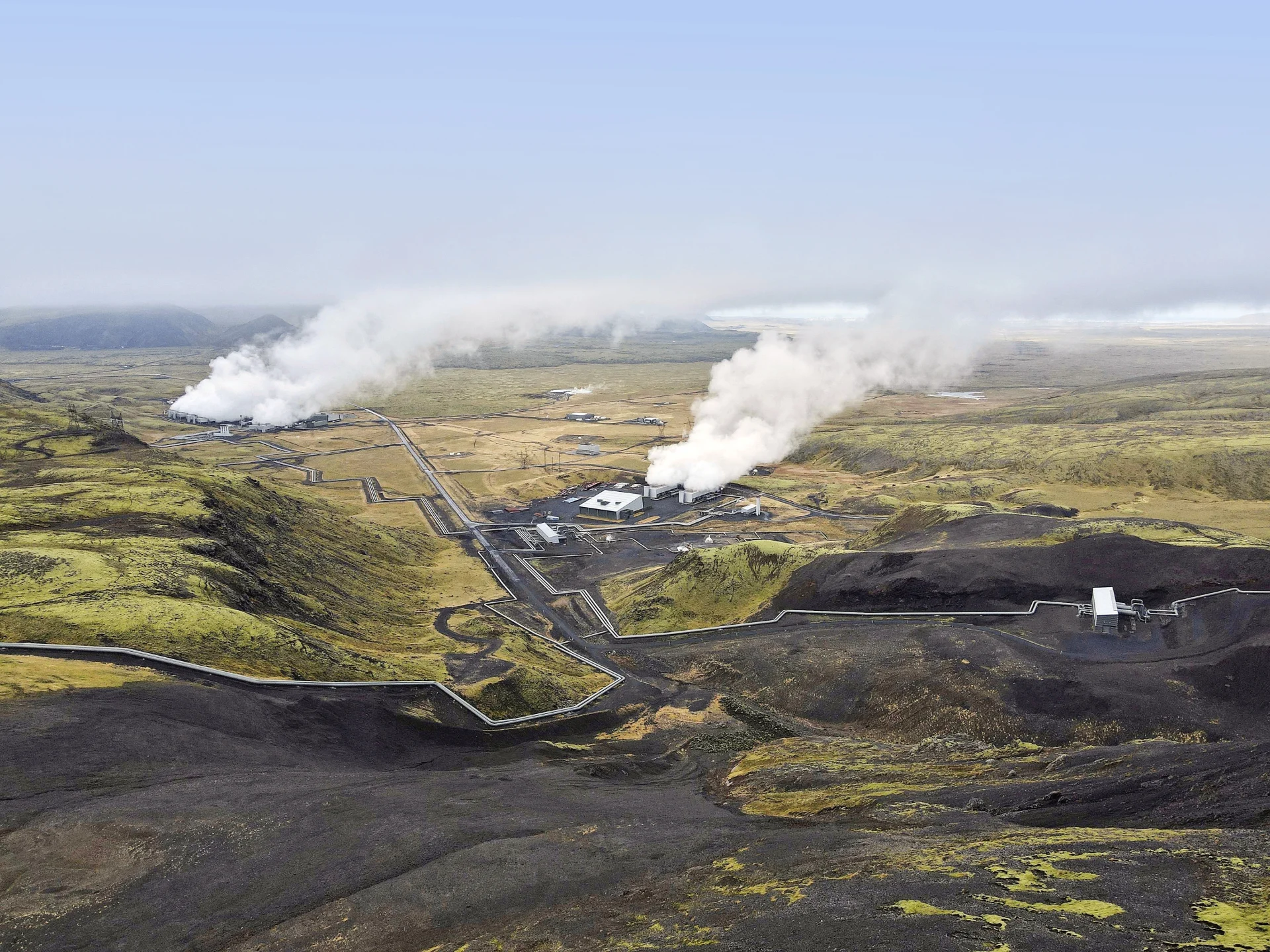 Luftaufnahme der Hellisheidi-Anlage bei Reykjavik in Island.
