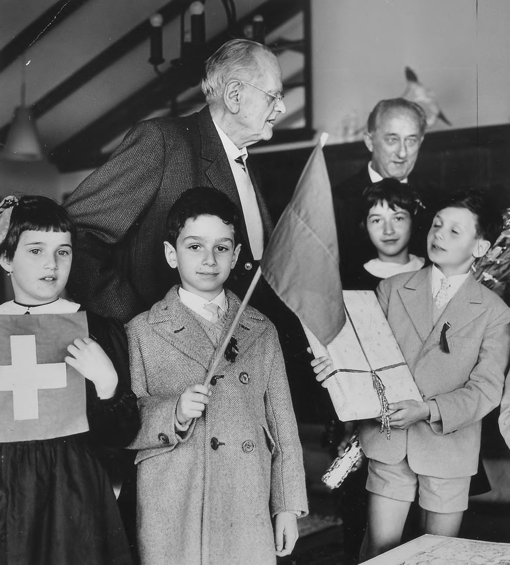 Gottlieb Duttweiler mit den Primarschülern aus Capolago (1962).  [MGB_Dok_Fo_054666]