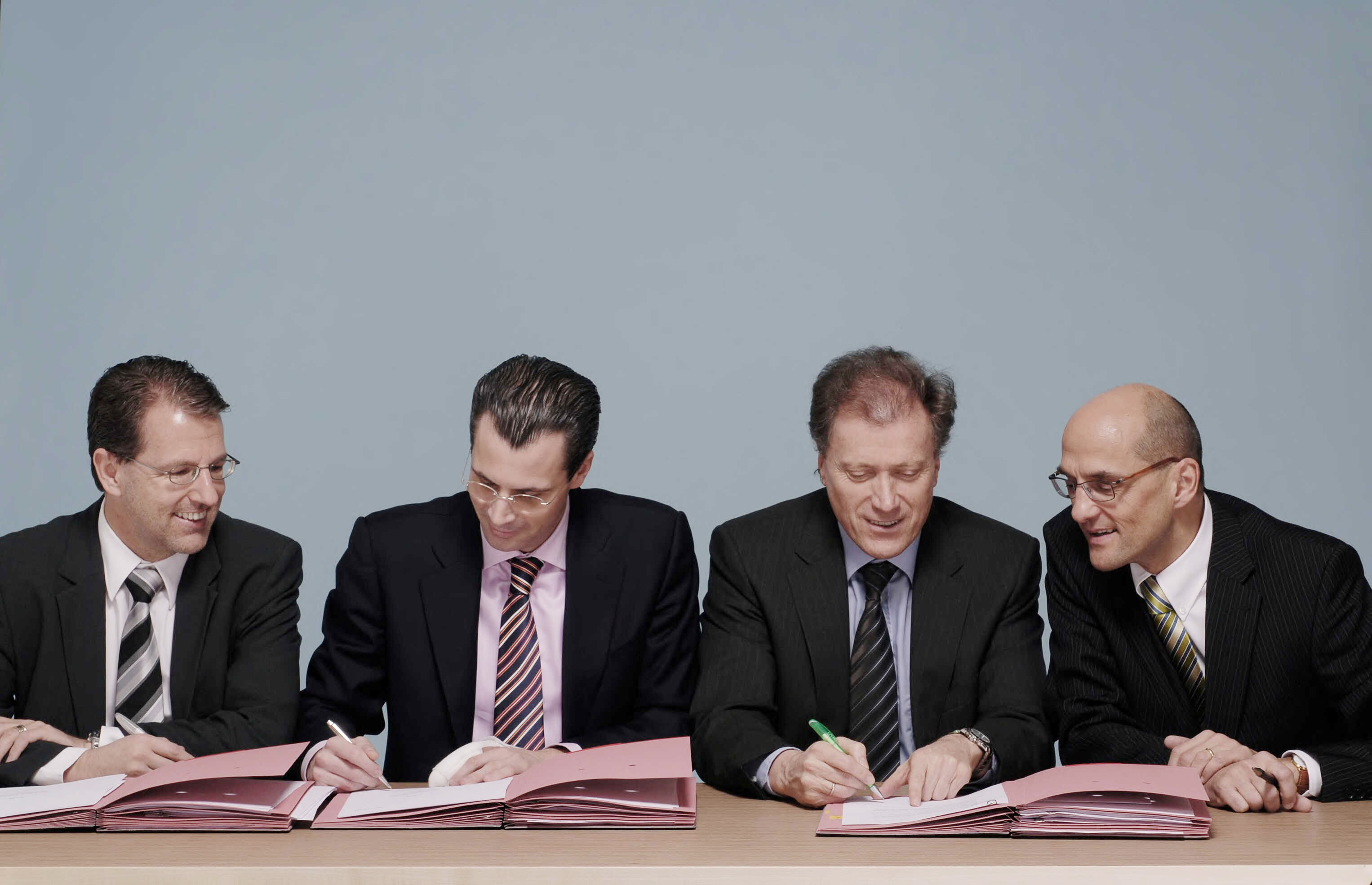 Herbert Bolliger lors de la signature du contrat.