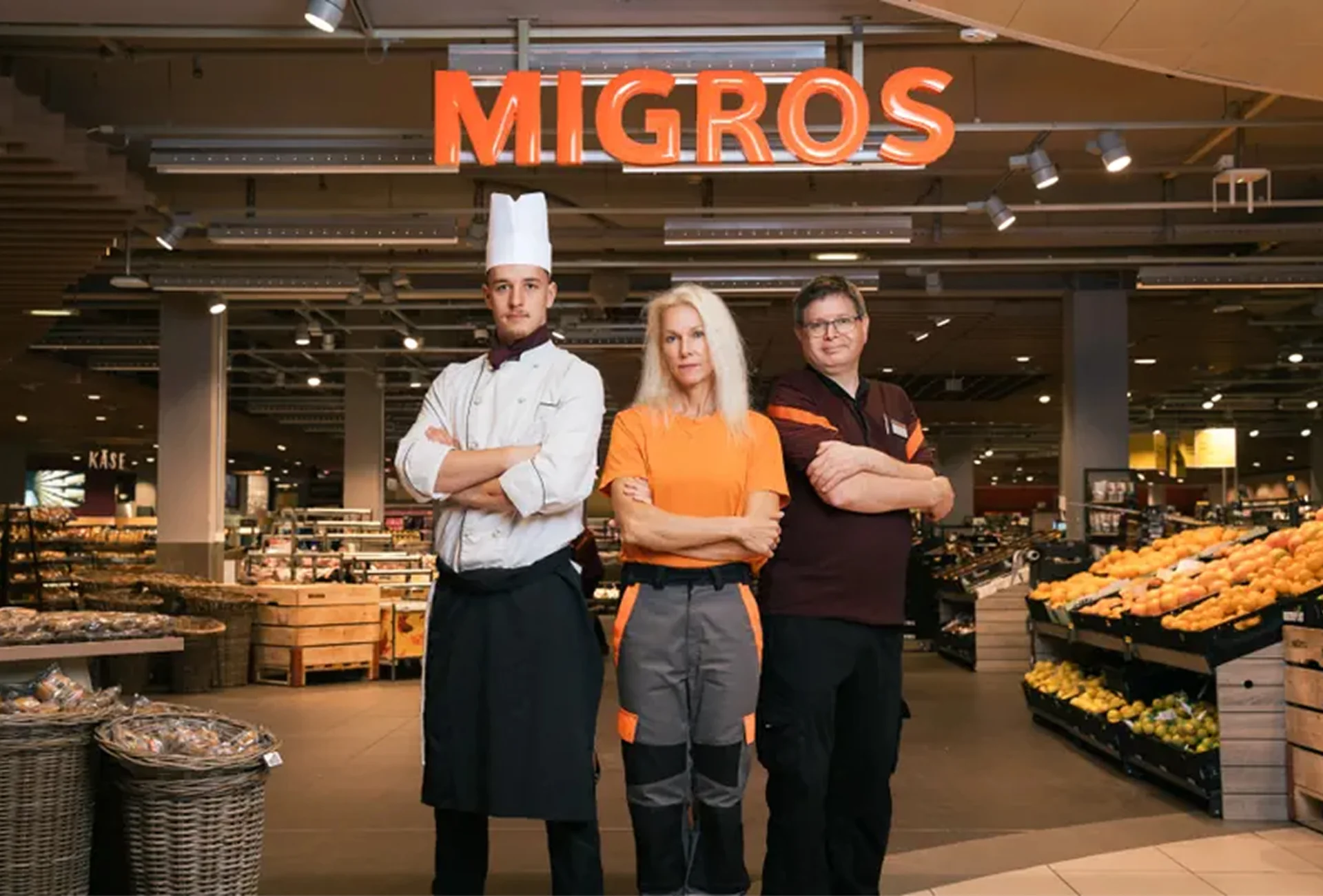 Tre dipendenti di diverse professioni in un negozio Migros