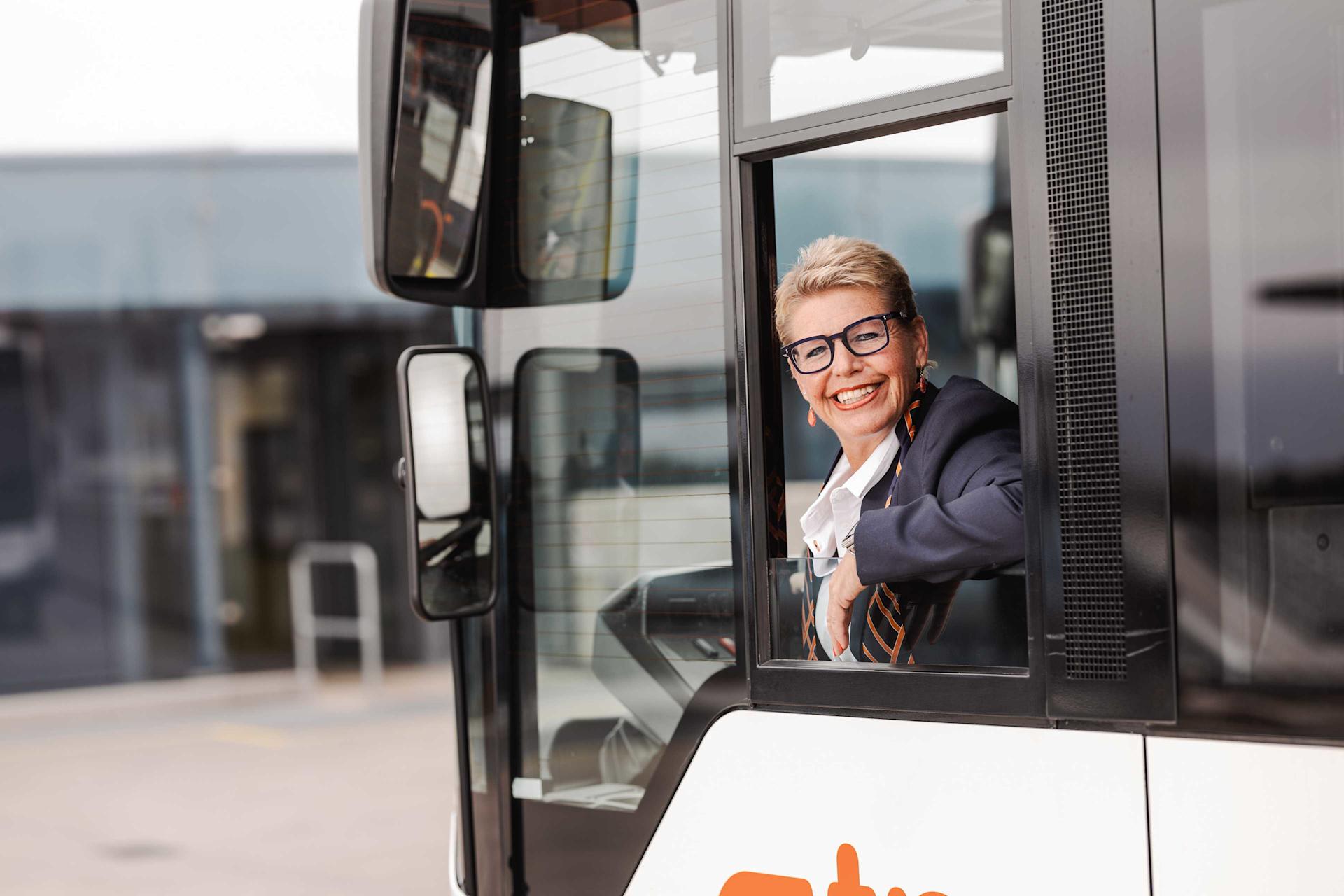 Sylvie Allamand siede nell'autobus e guarda fuori dal finestrino.