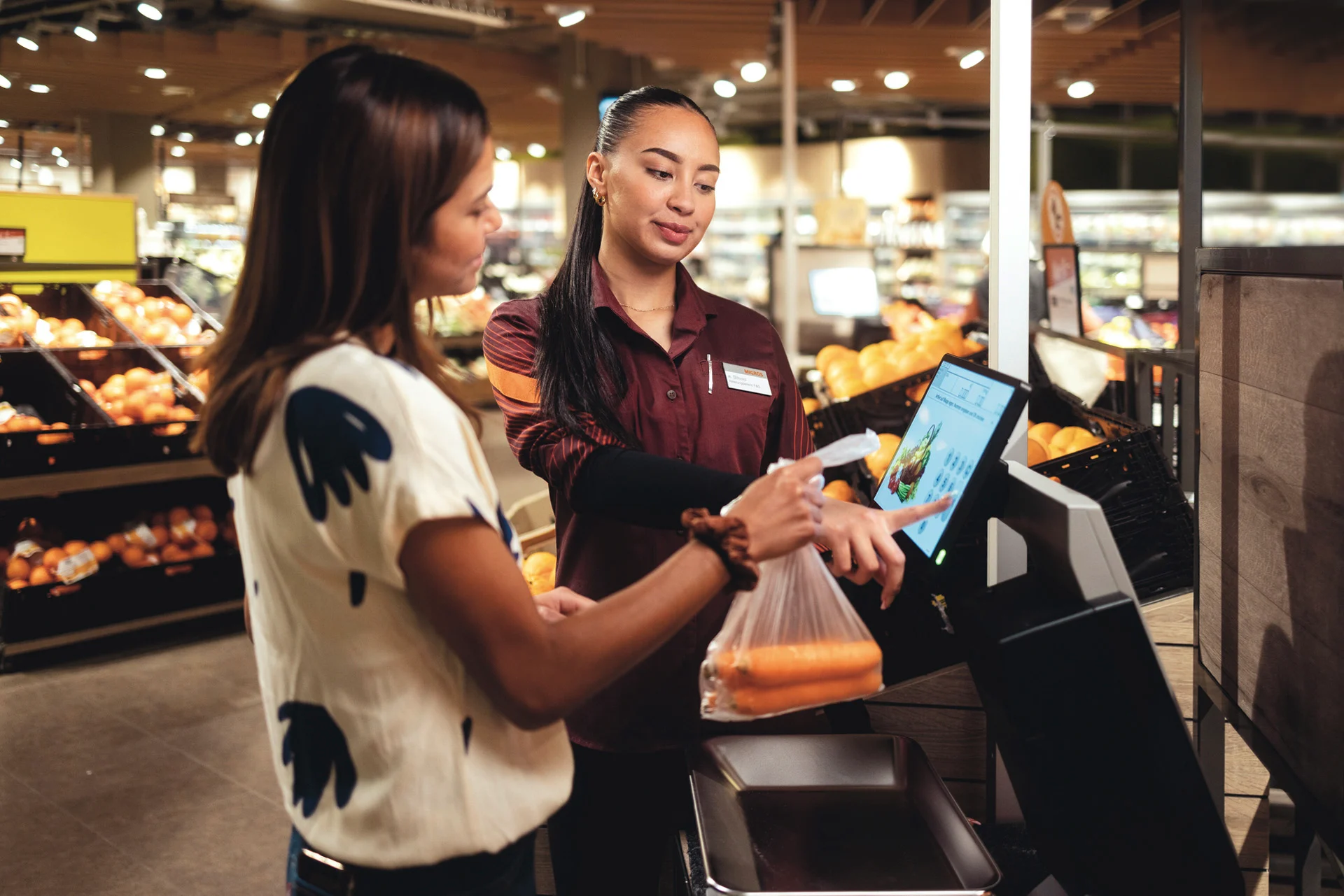 Migros employees and customers in the supermarket