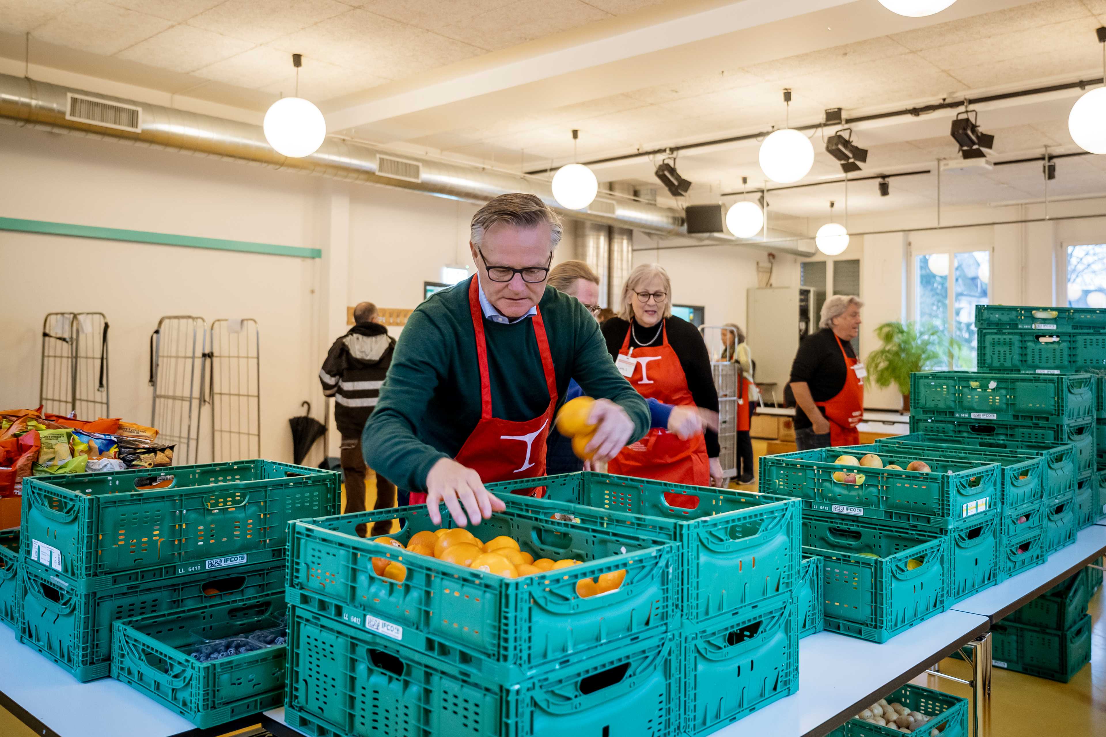 Mario Irminger bei der Esswarenausgabe.
