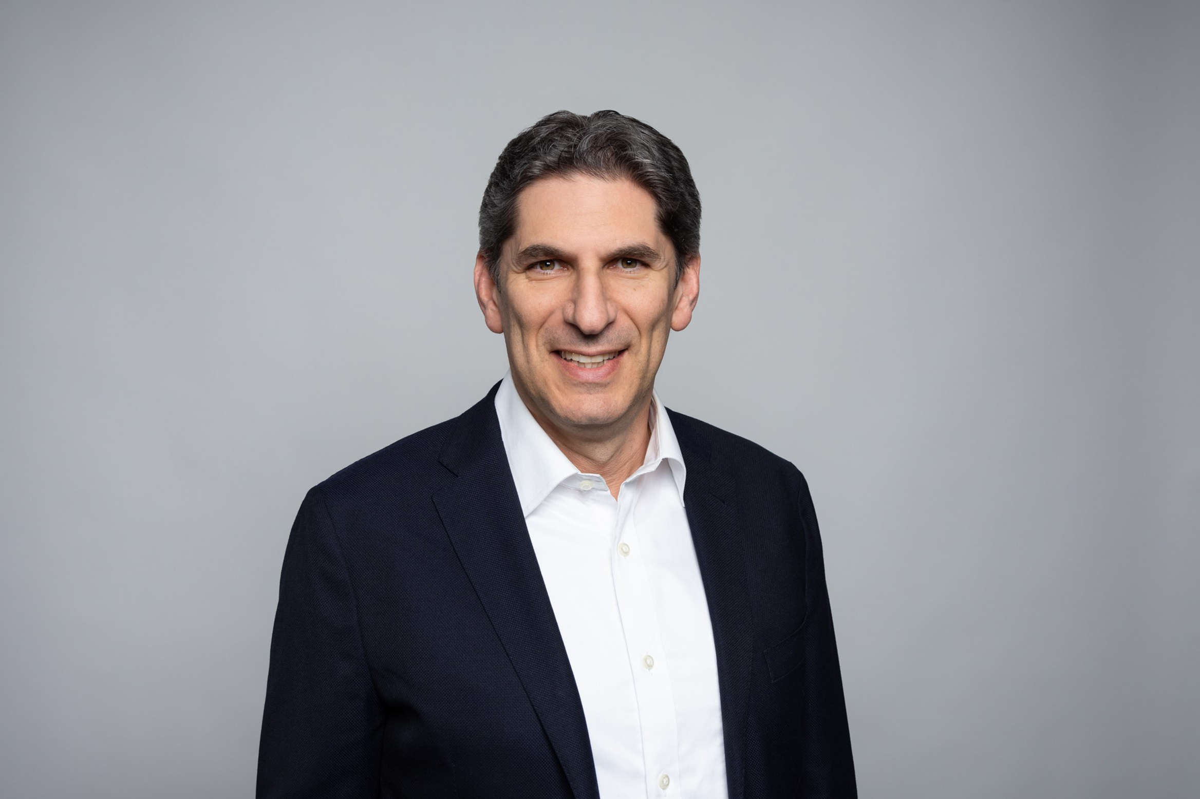 Portrait picture of Sacha Cahn