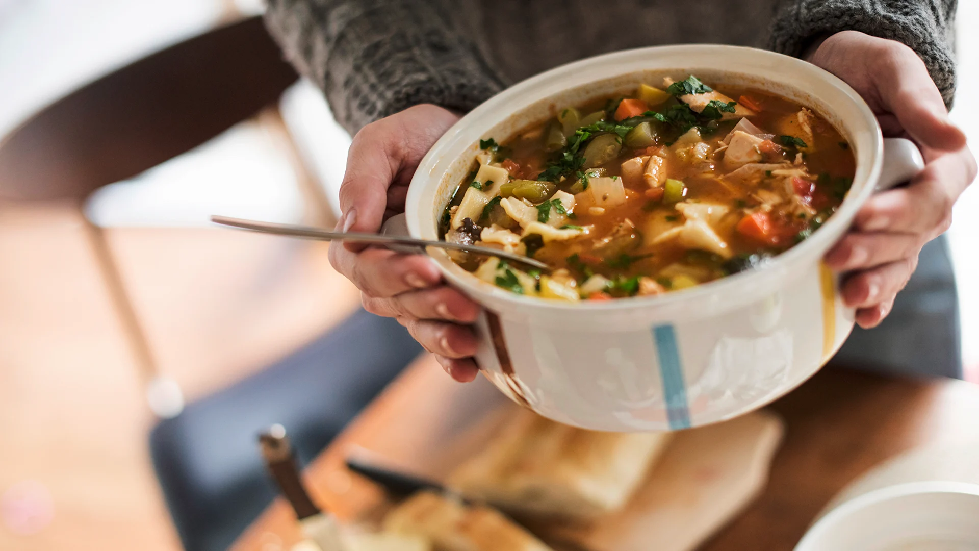 Questa zuppa è stata cucinata con gli avanzi.