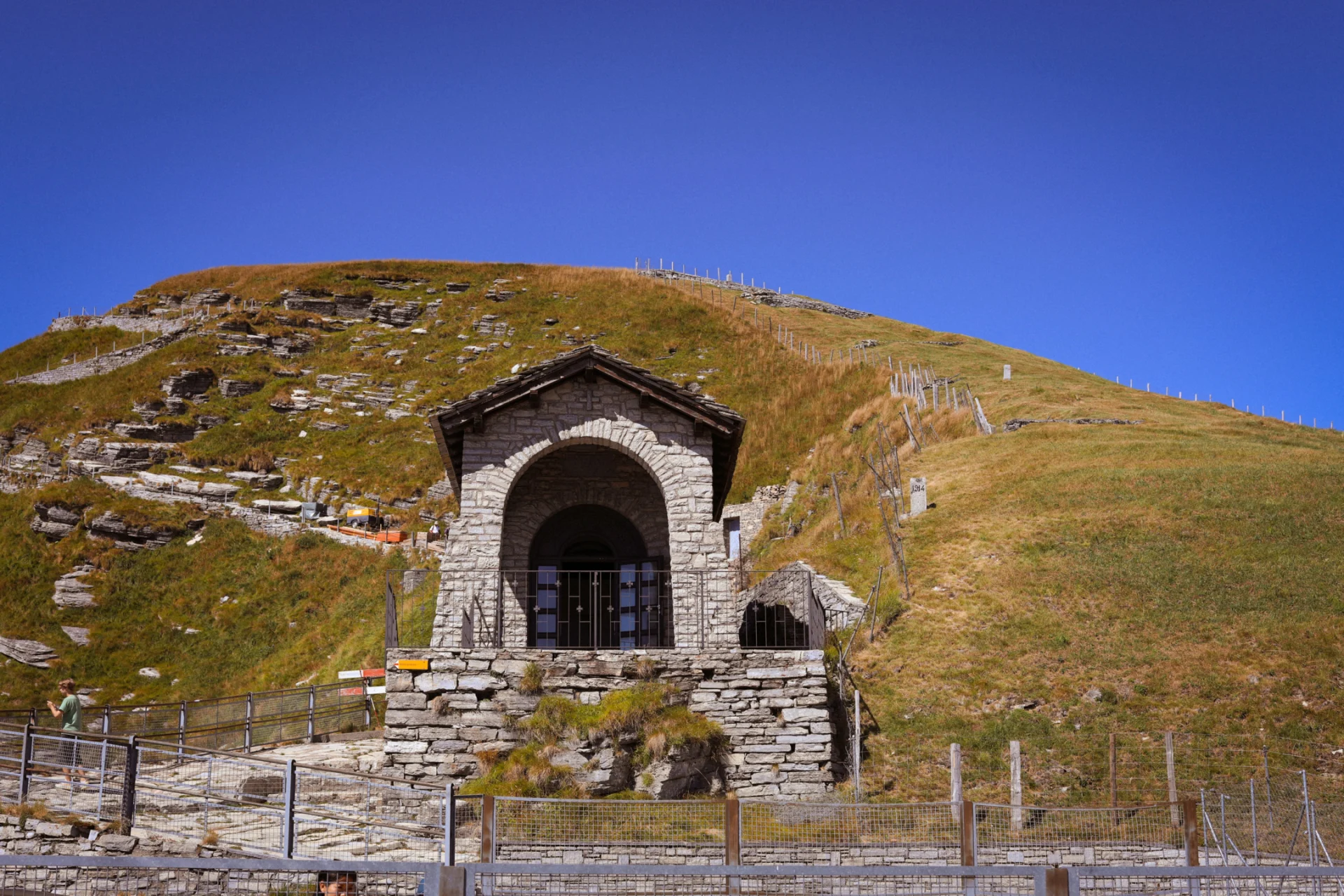 Eine kleine Kapelle am Rande eines Hügels.