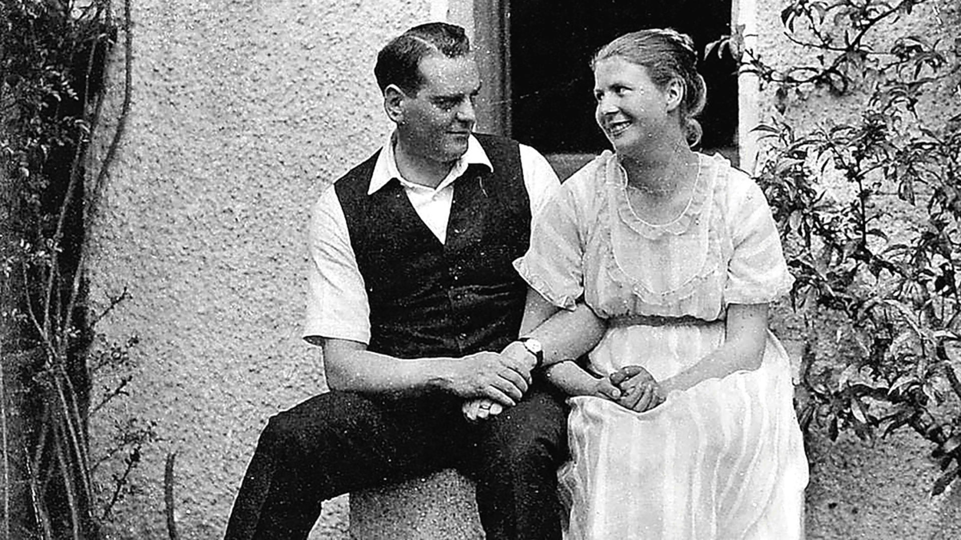 Eine Schwarz-Weiss-Fotografie von Gottlieb und Adele Duttweiler, irgendwann zwischen 1912 und 1915.