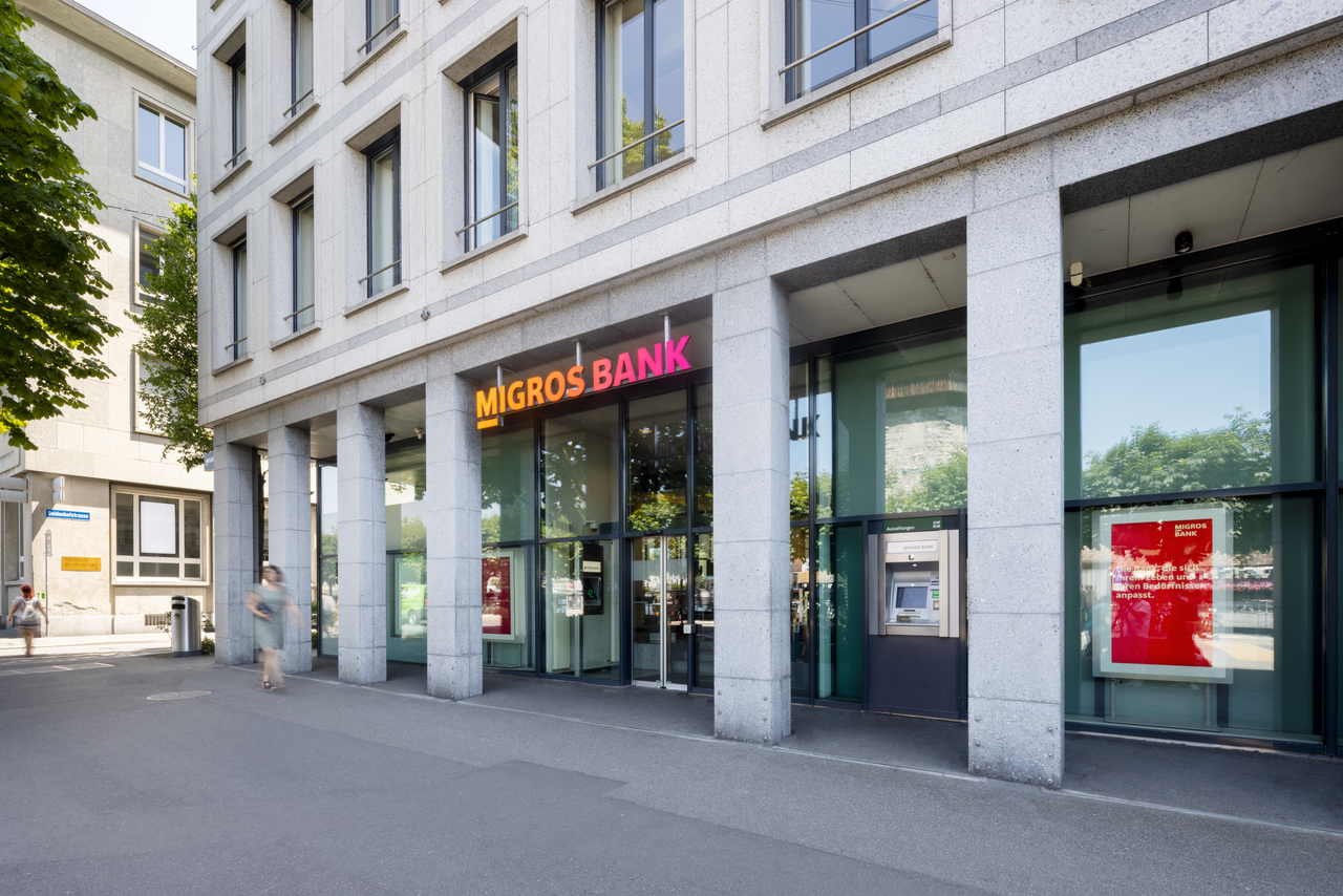 Aussenansicht der Migros Bank Filiale in Luzern