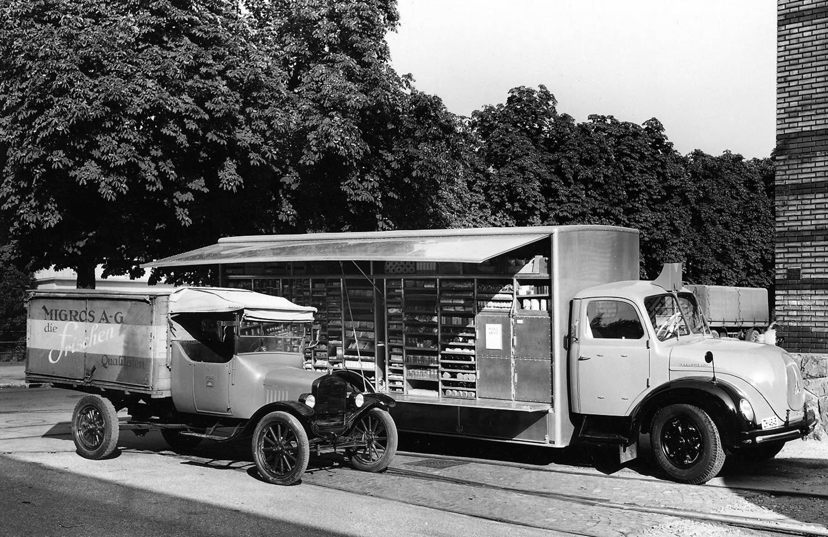 Size comparison of the Ford T (1925) with the Magirus-Deutz (circa 1949).