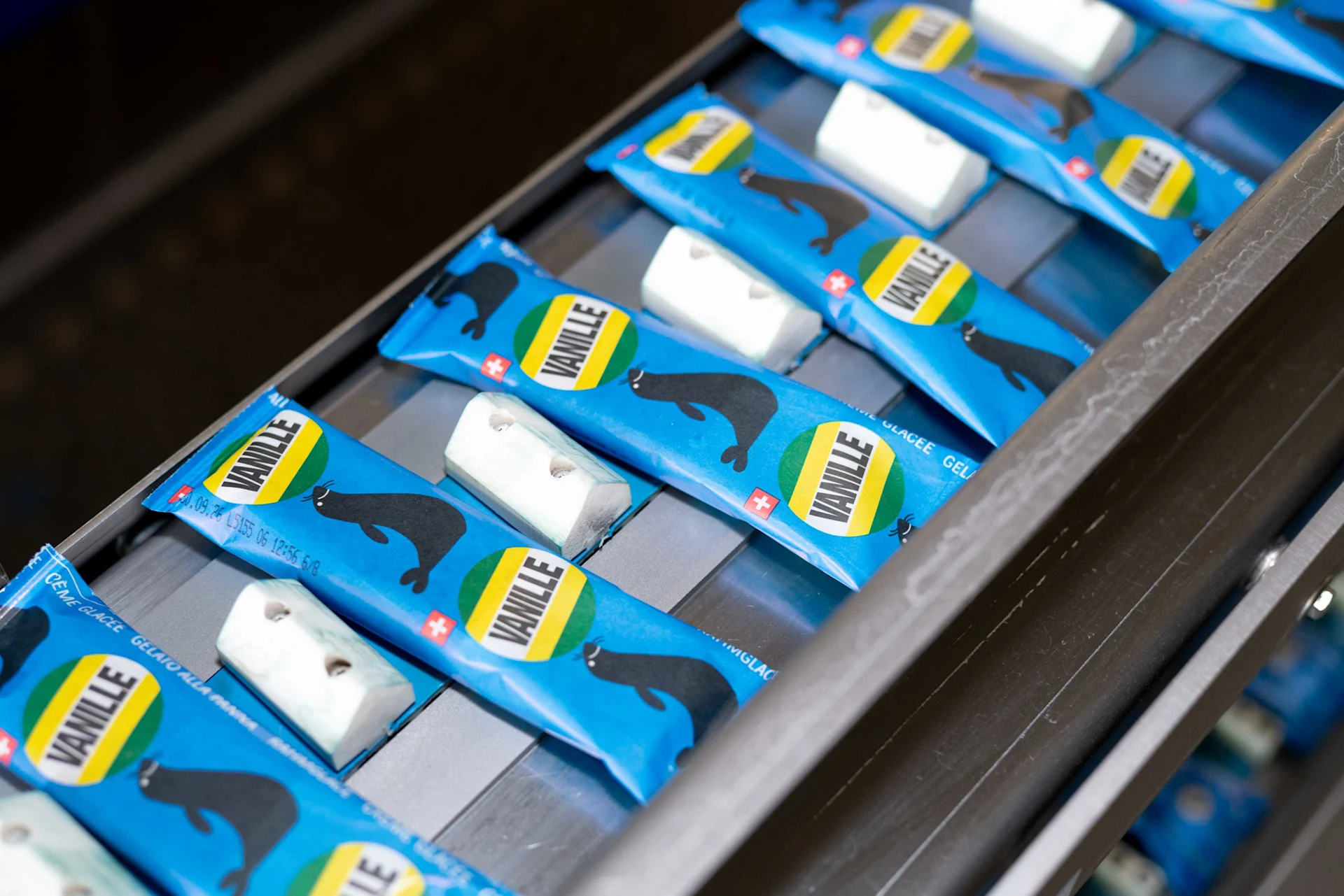 Fertige verpackte Seehundglace auf dem Fliessband