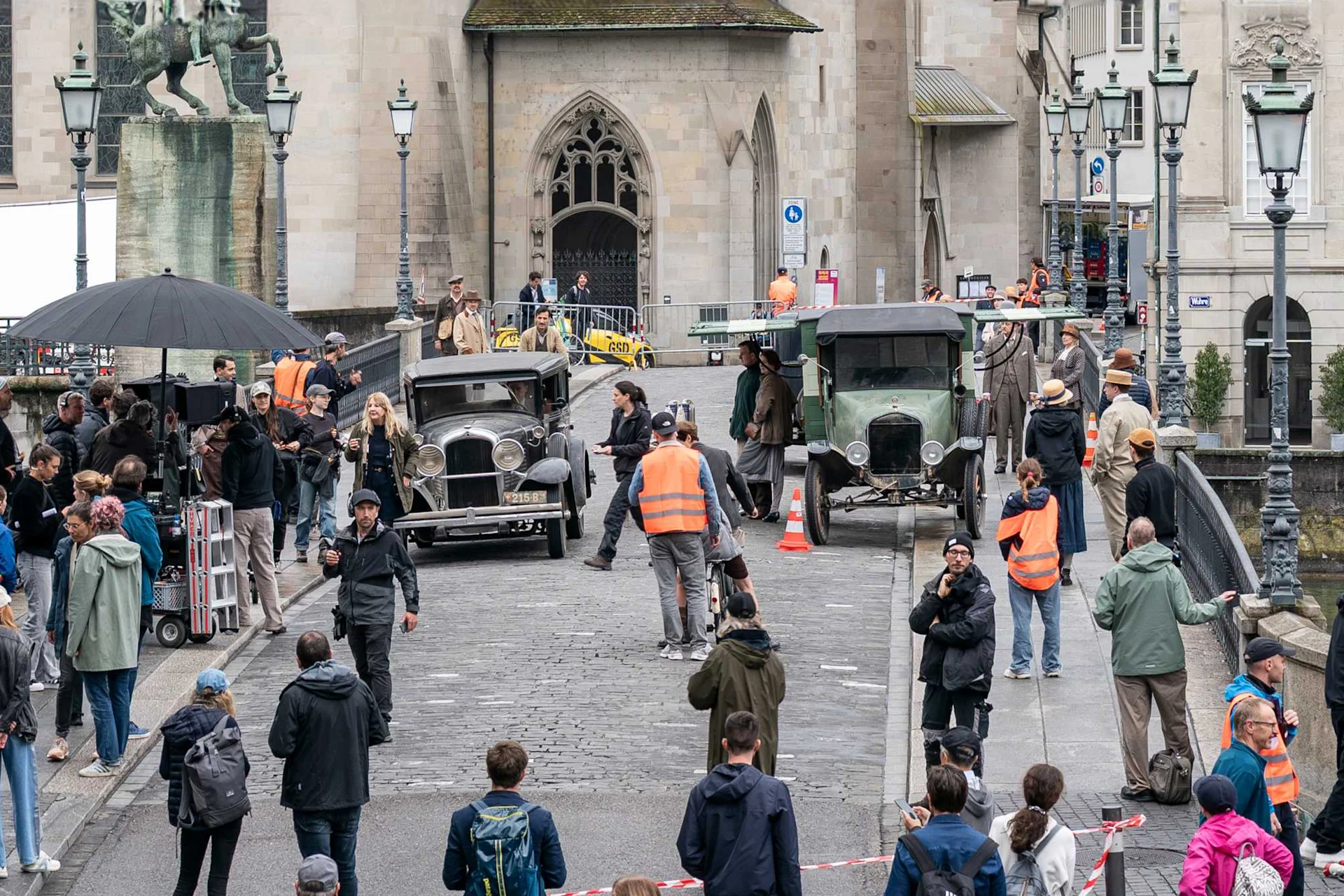 Die Zürcher Münsterbrücke wird gesperrt, Sicherheitsleute in orangen Leuchtwesten schirmen sie ab, Zuschauer stehen daneben