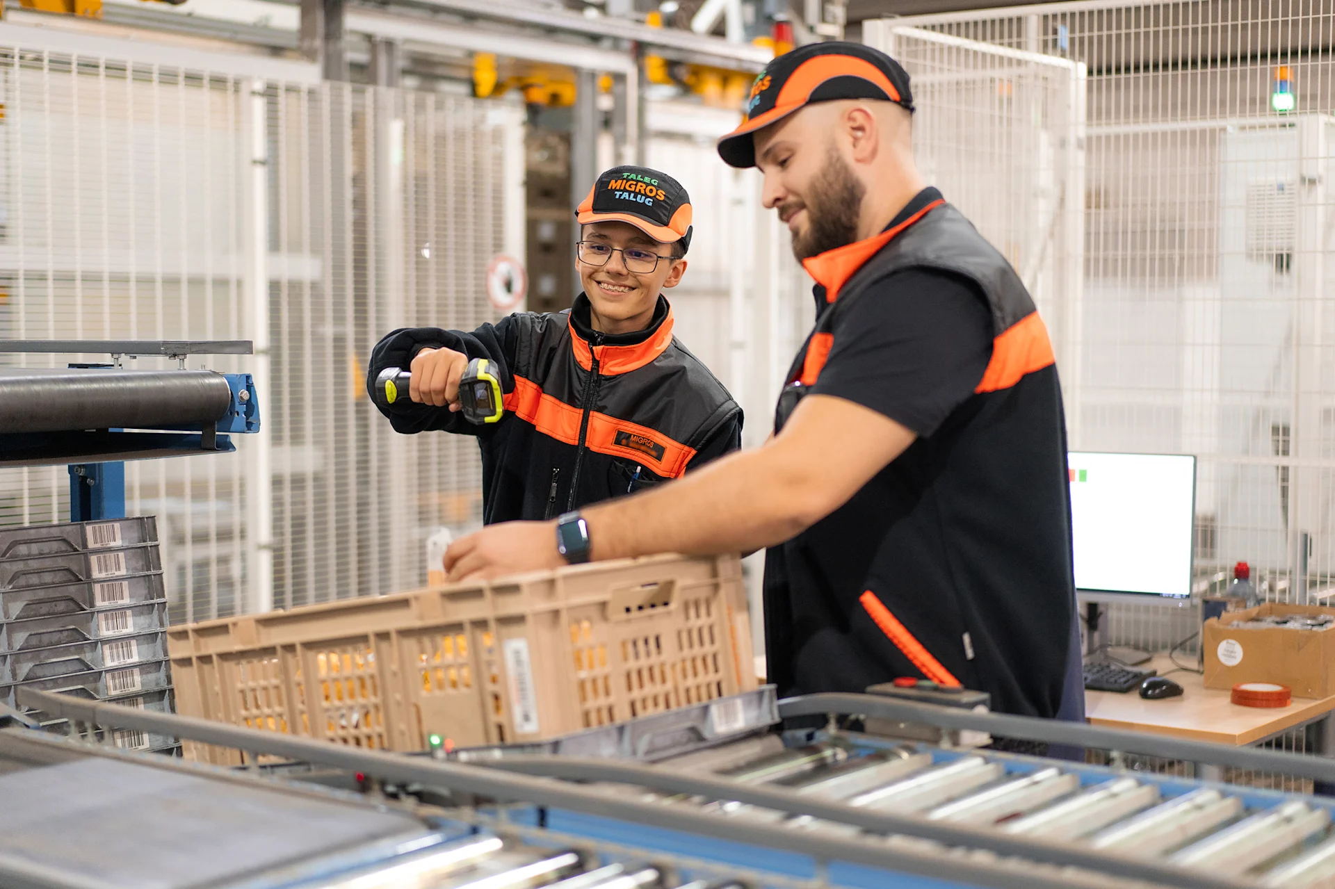 Zwei Mitarbeiter der Logistik in der Migros Zürich Zwei Mitarbeiter der Logistik in der Migros Zürich