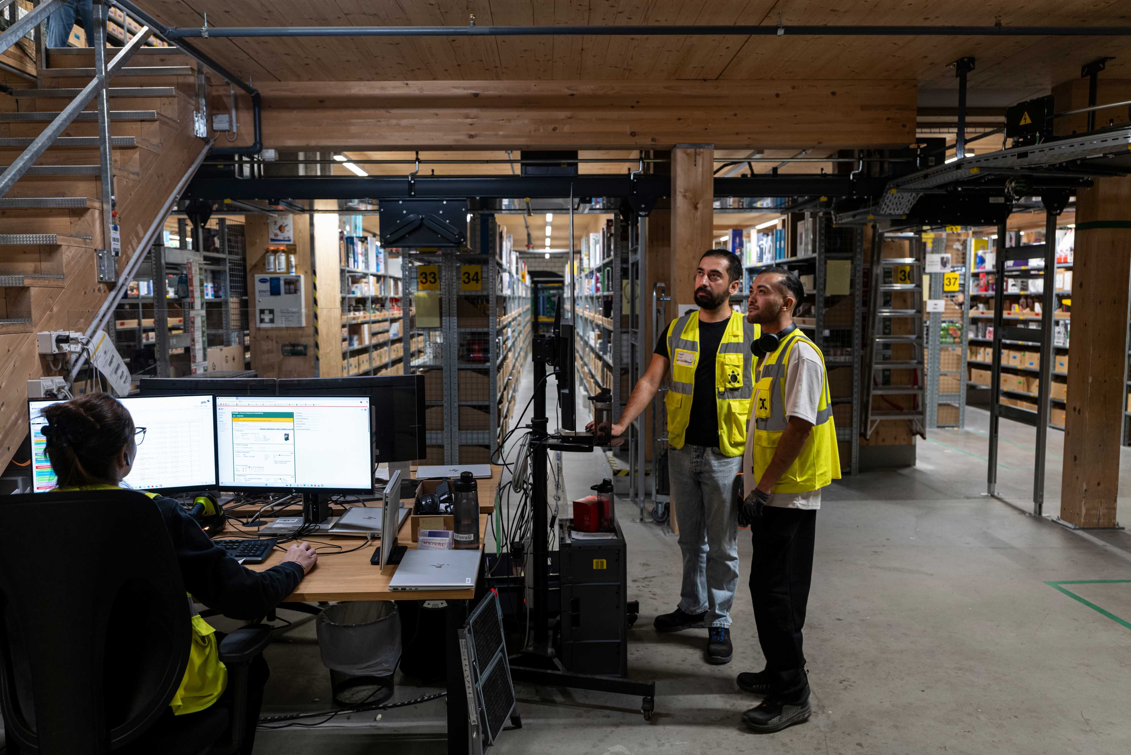 Due dipendenti nel magazzino centrale di Digitec Galaxus.