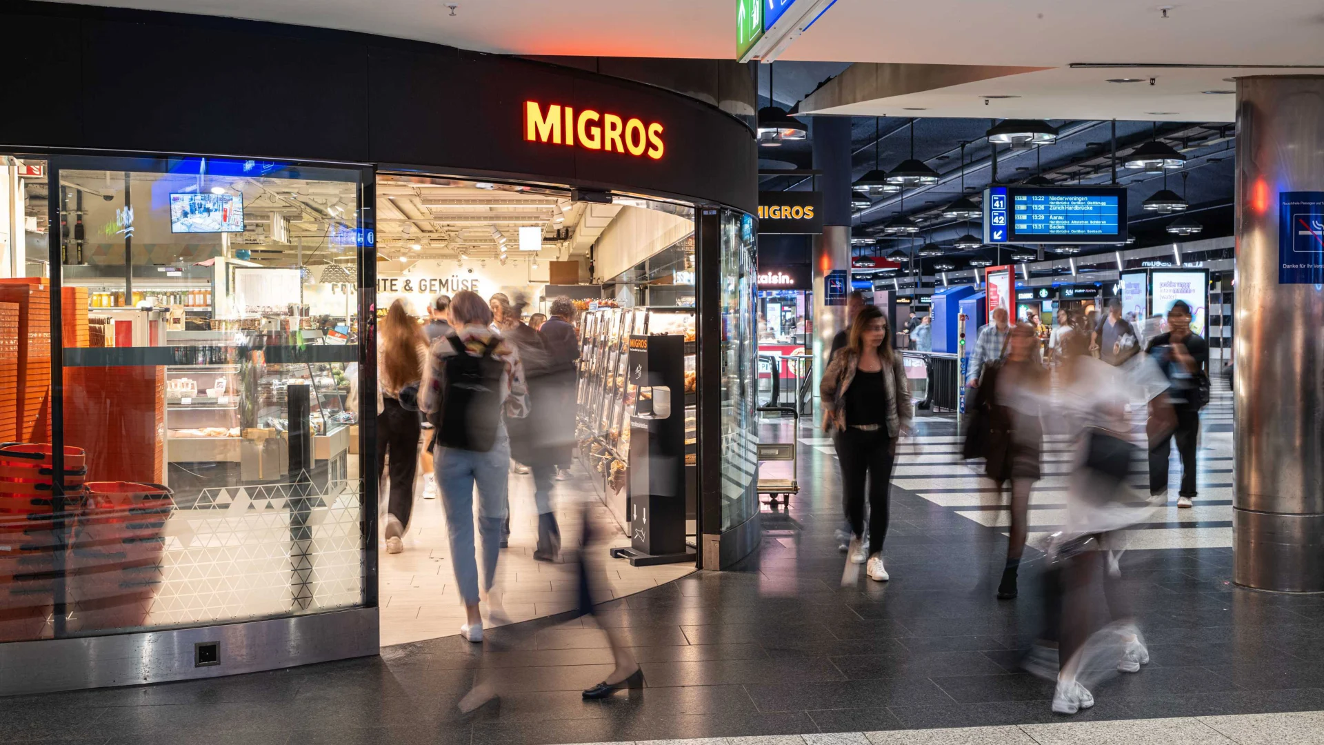 Entrance to the Migros branch at Zurich main station
