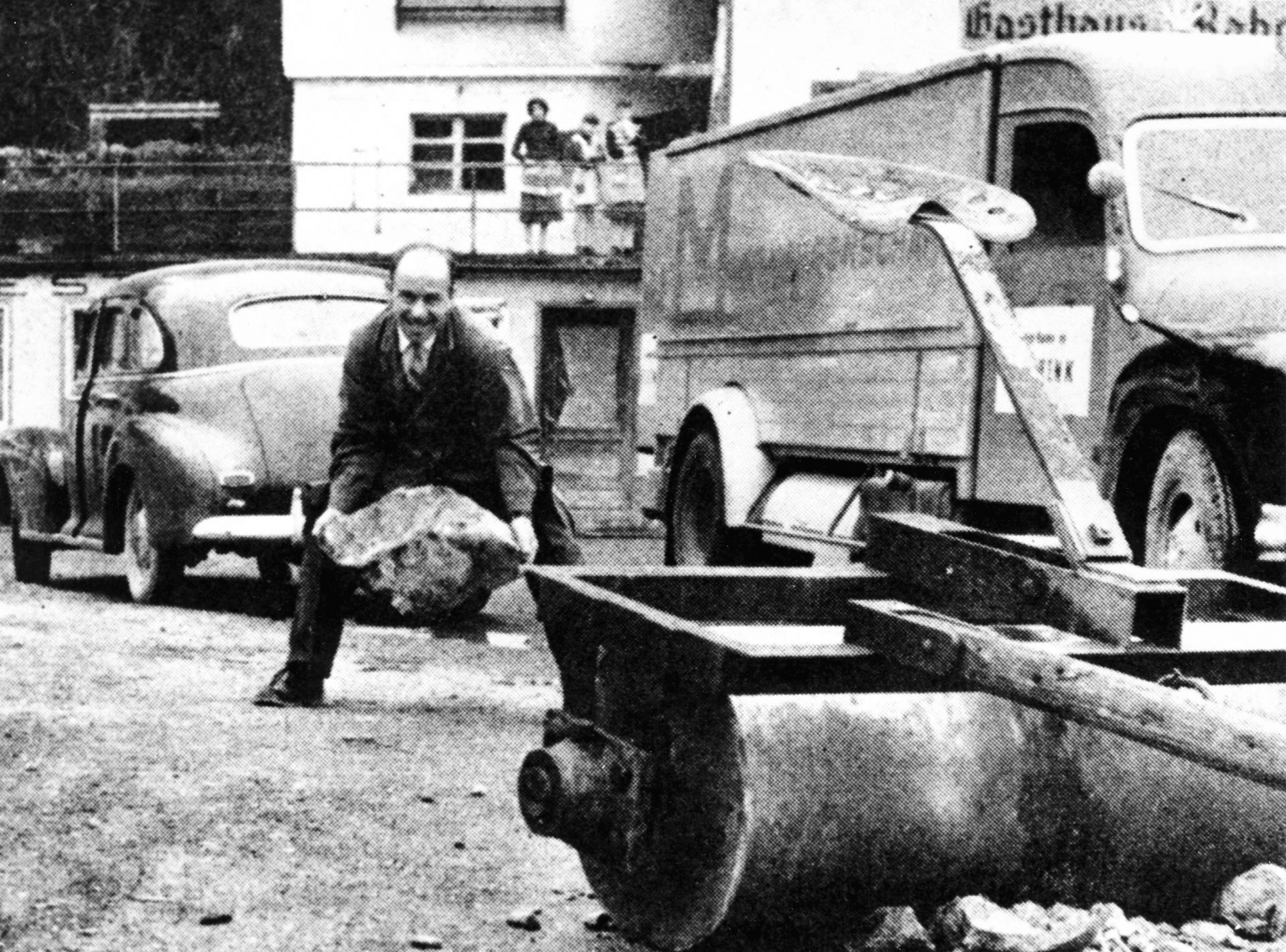 2-Migros-Abenteuer_Chauffeur-am-Wegr_umen_S139-glarus-mollis