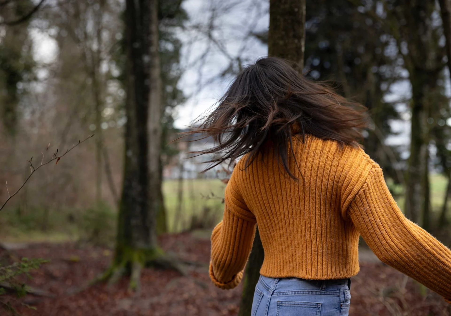 Elif Kaya (nome cambiato) è nella foresta.