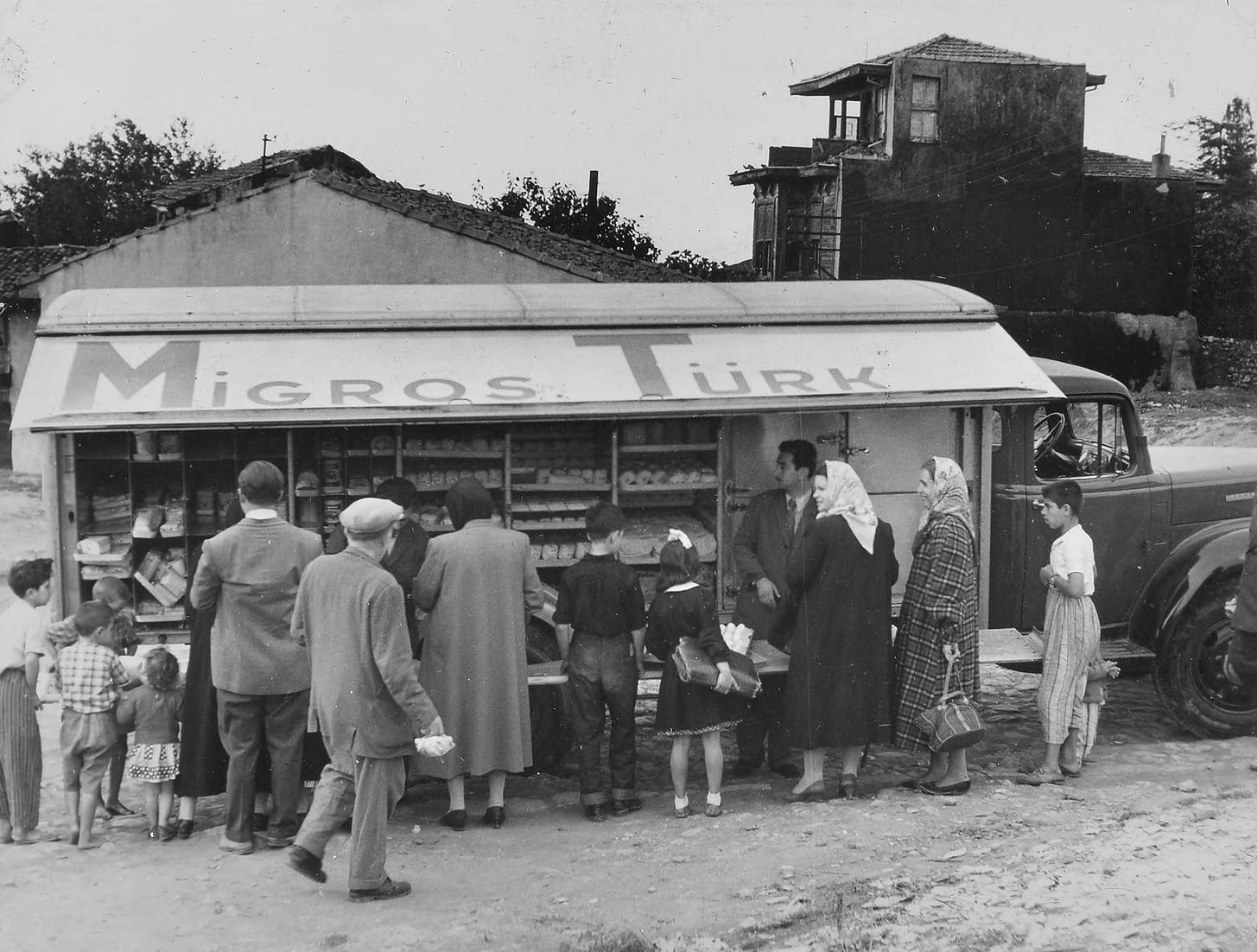 Kunden am Verkaufswagen der Migros Türk (ca. 1954).  [MGB_Dok_Fo_054651]