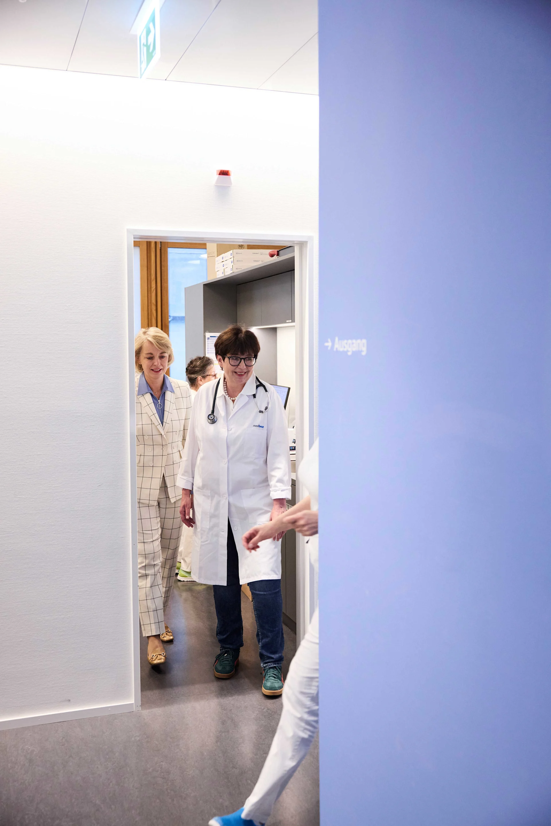 Ursula Nold in der Medbase Permanence beim Rundgang mit Dr. med. Barbara Oberholzer