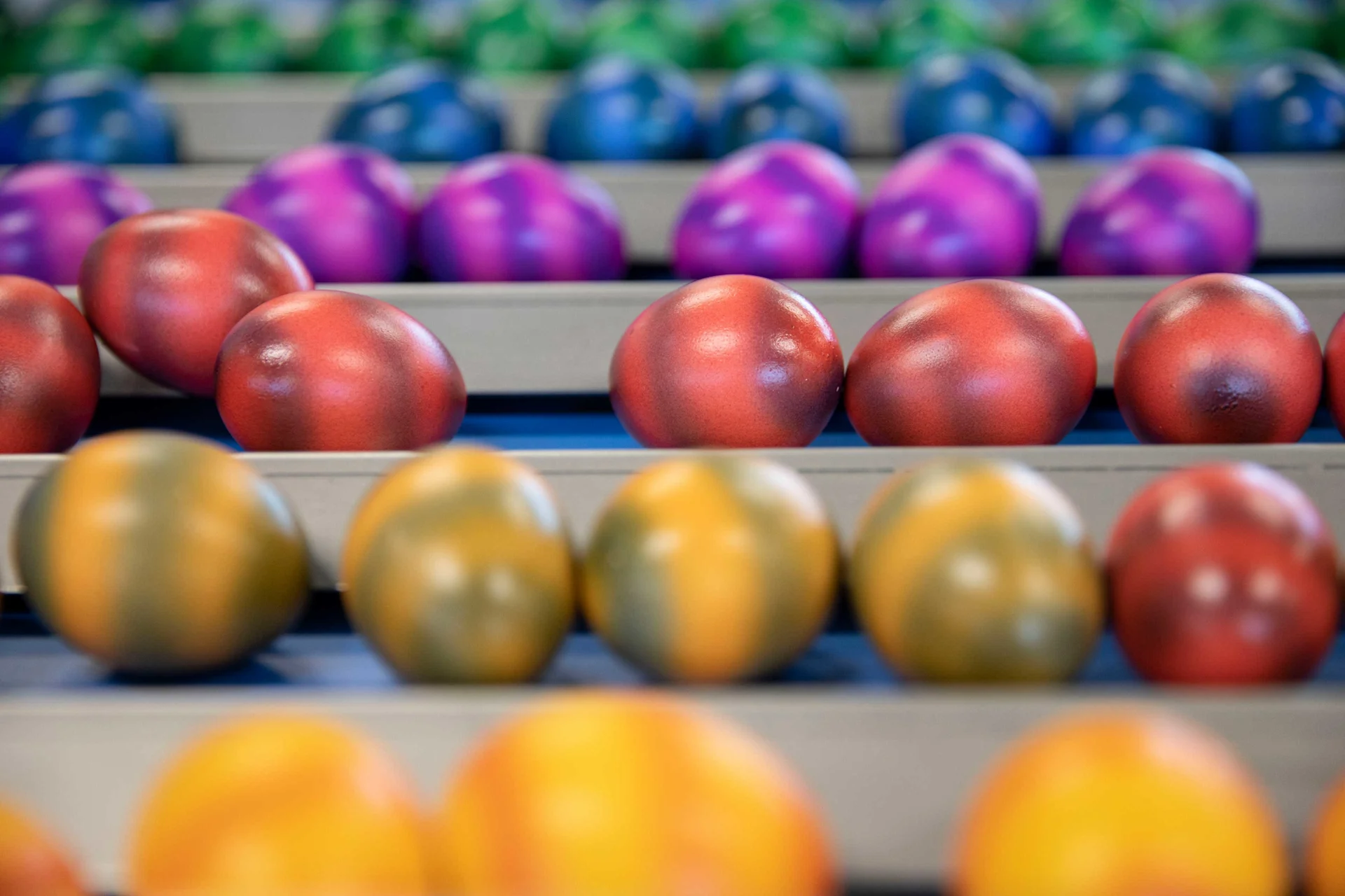 Carenza di uova: perché si sta presentando Uova colorate nello stabilimento di tintura delle uova della filiale Migros Lüchinger + Schmid