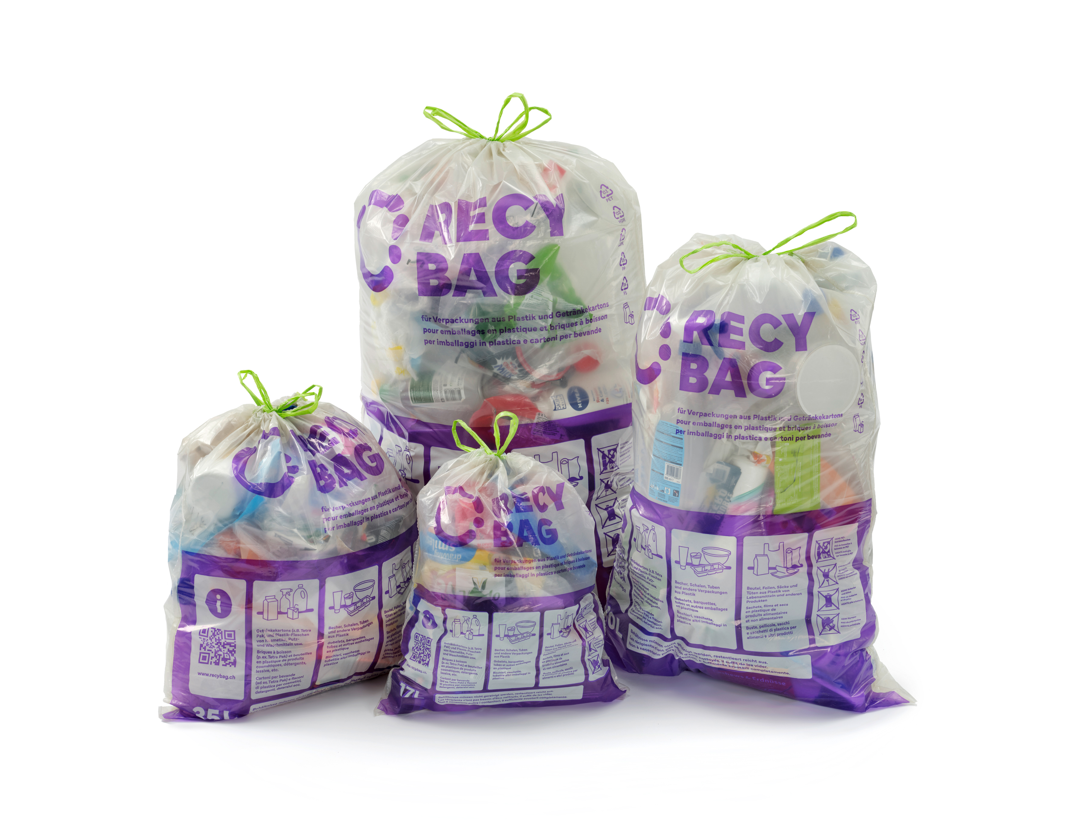Quattro sacchetti di raccolta in plastica RecyBag pieni di diverse dimensioni.