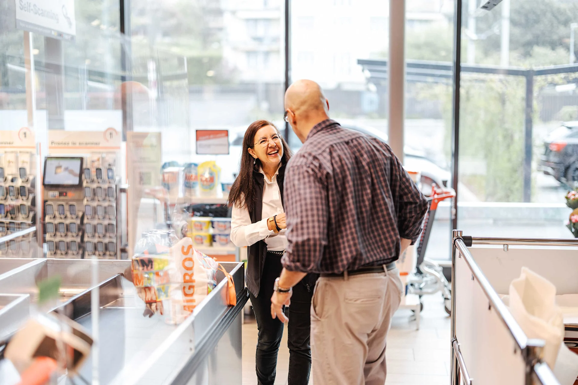 Brendalee Salazar Piretti parle avec un client