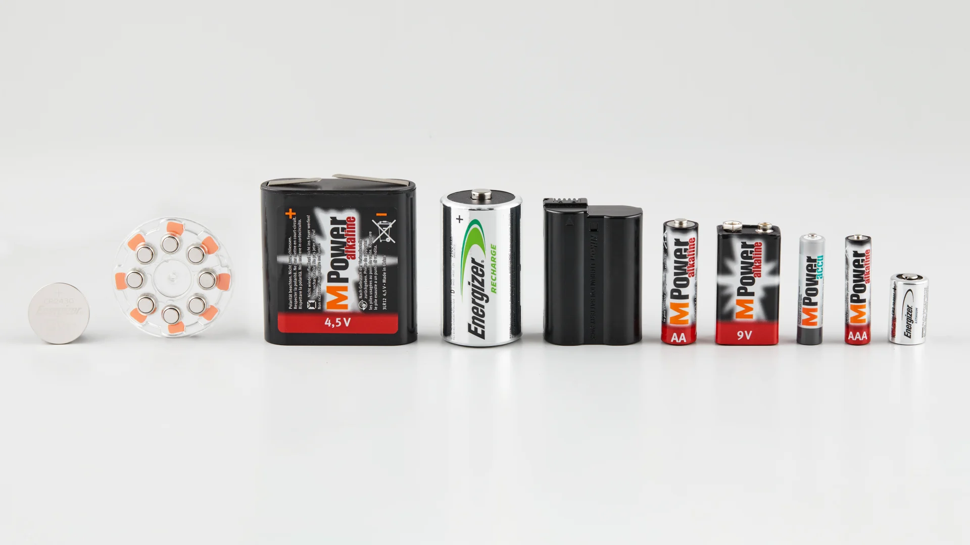 Les différentes batteries alignées les unes à côté des autres