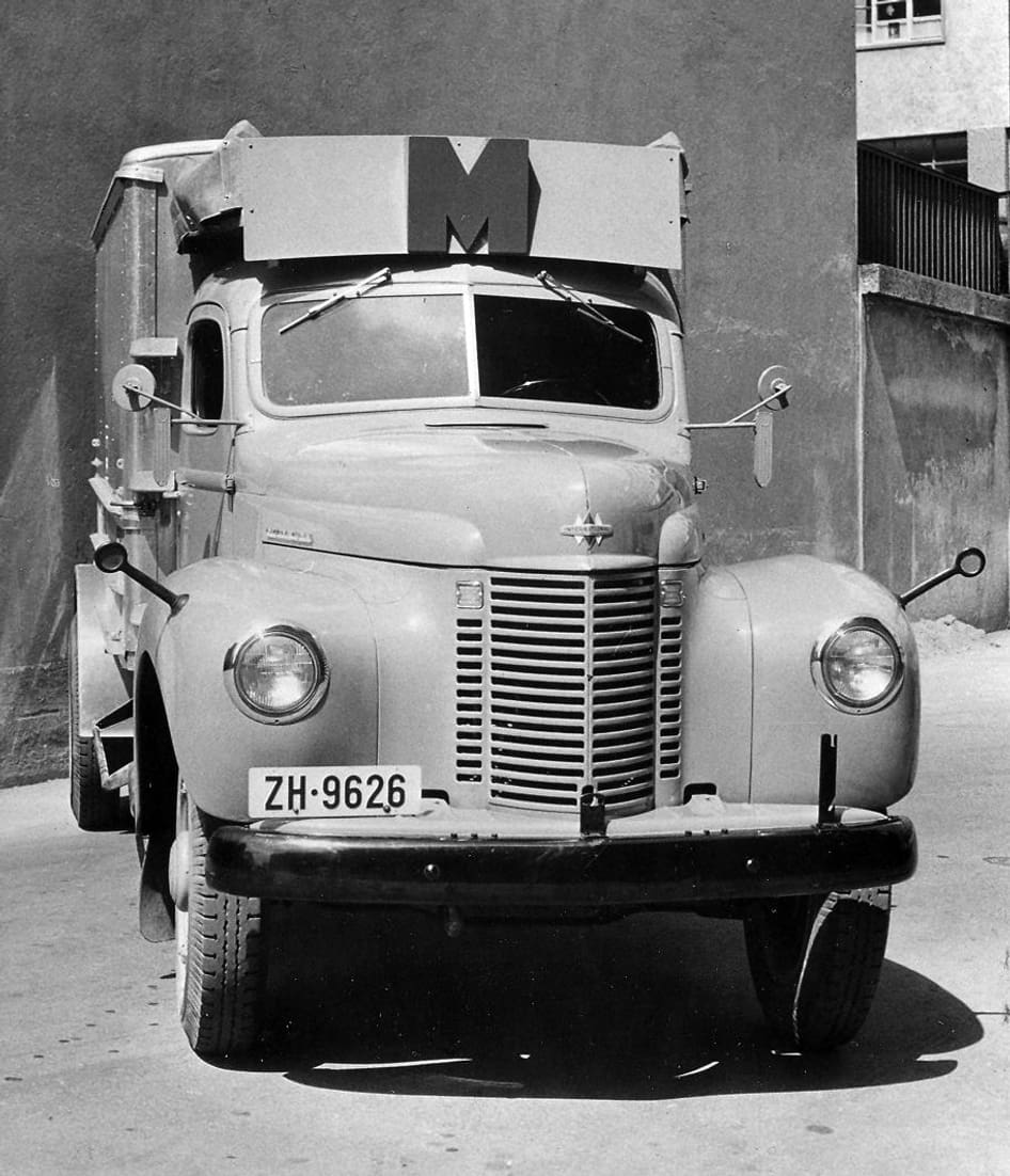 Sales trolley in Zurich (ca. 1930s). 