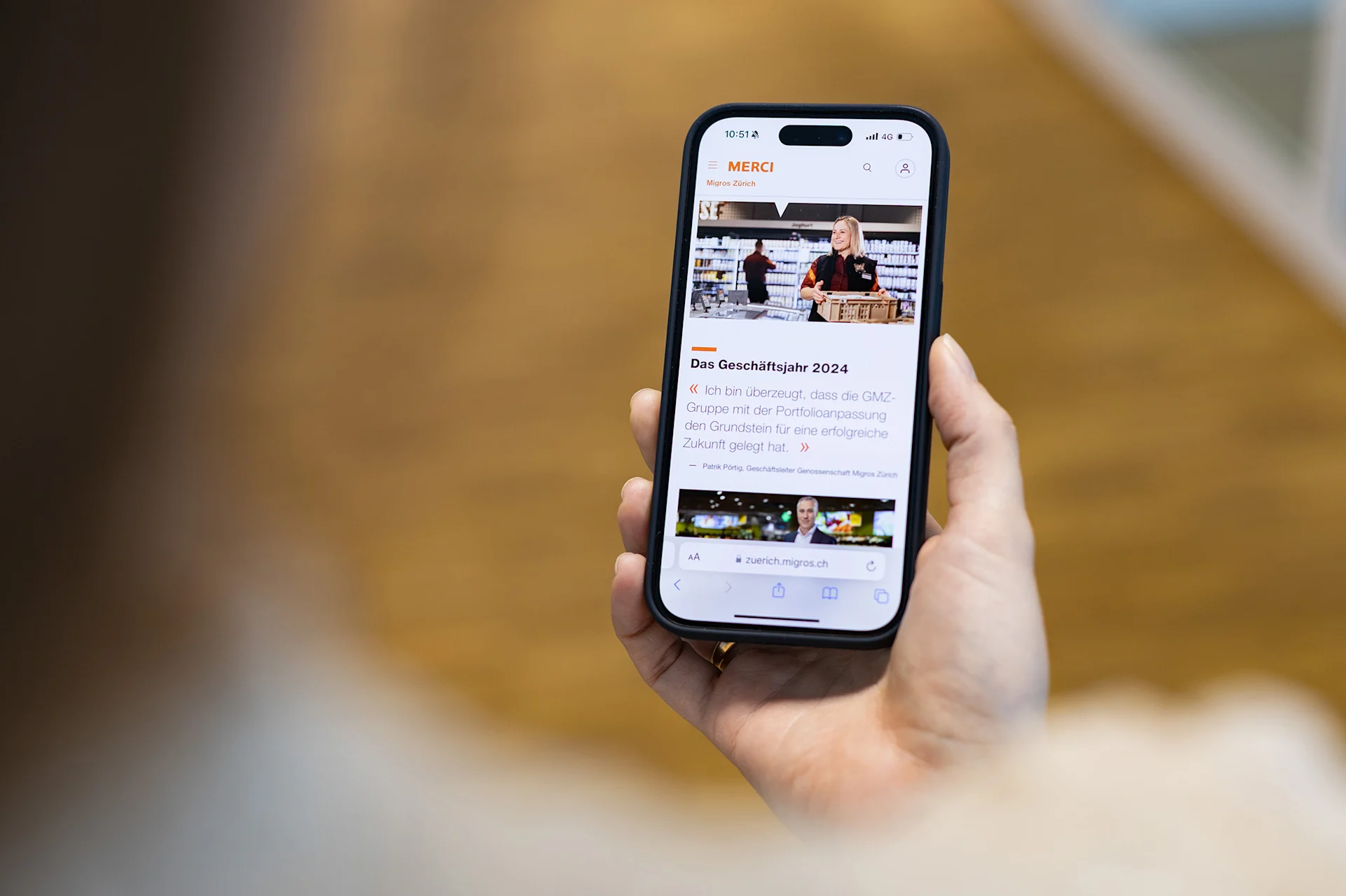 Jahresbericht 2024 auf dem Smartphone