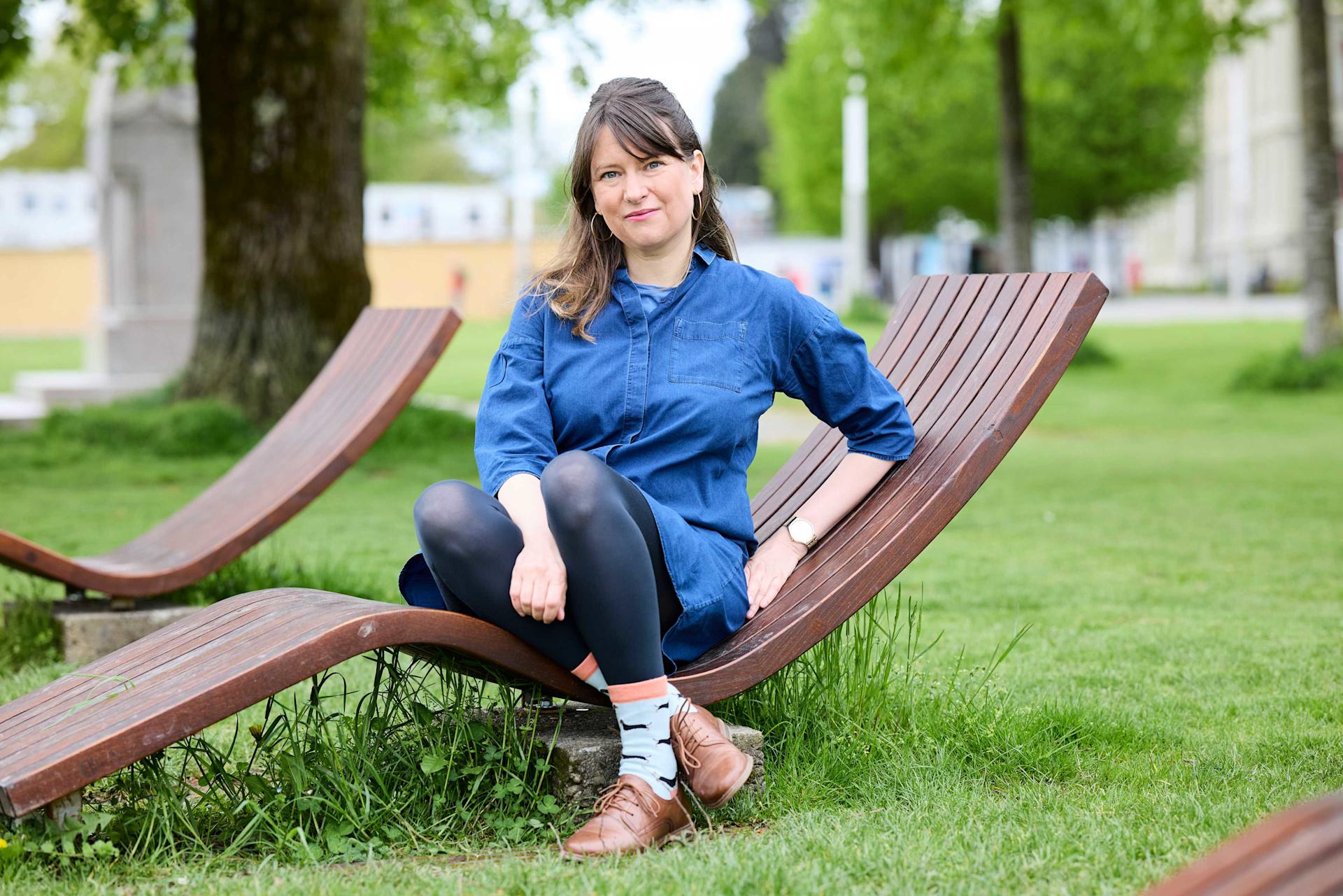 Nicole Haas sitzt draussen auf einer Bank.
