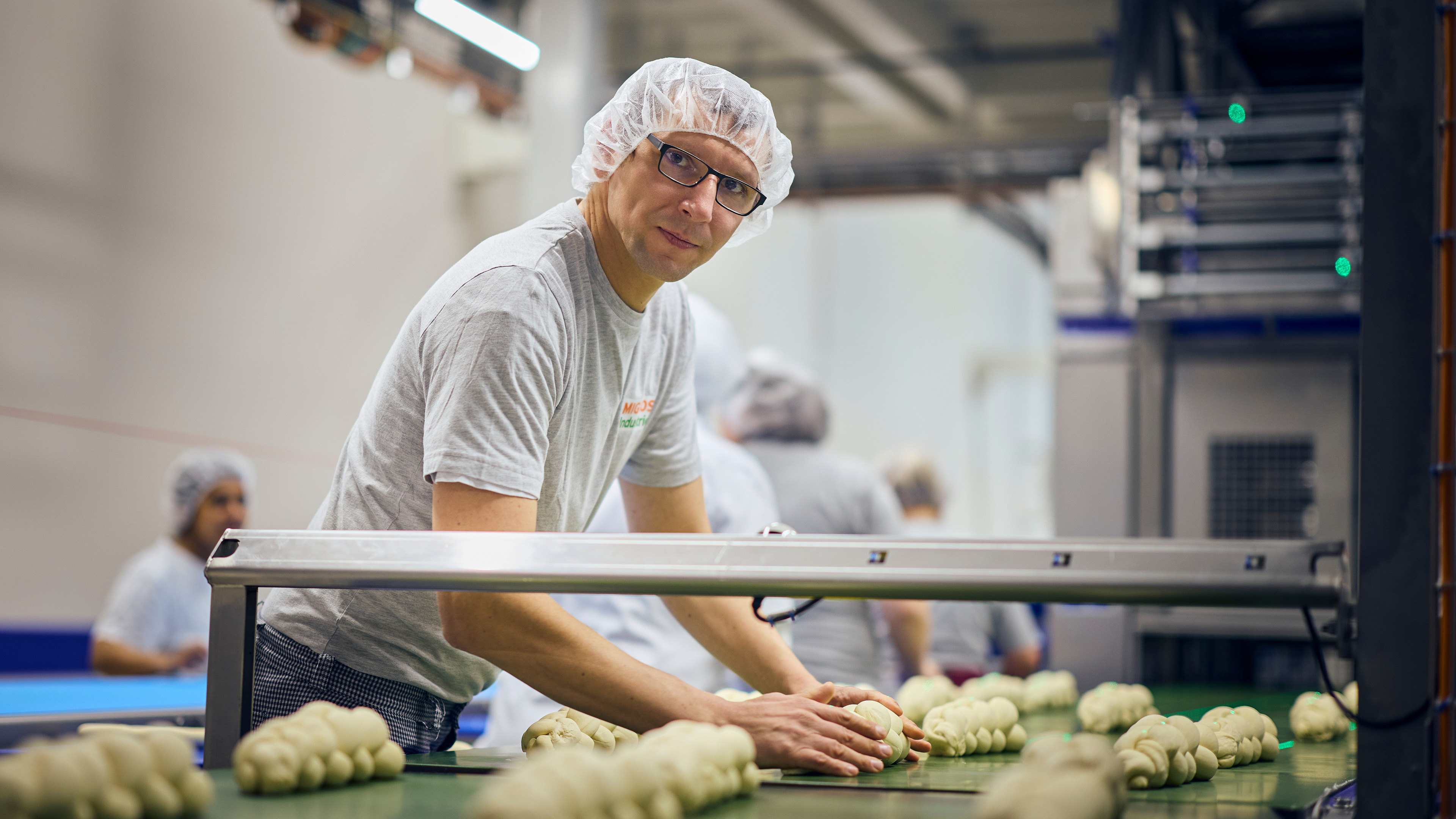 Maik Dietrich flechtet Zöpfe am Fliessband.