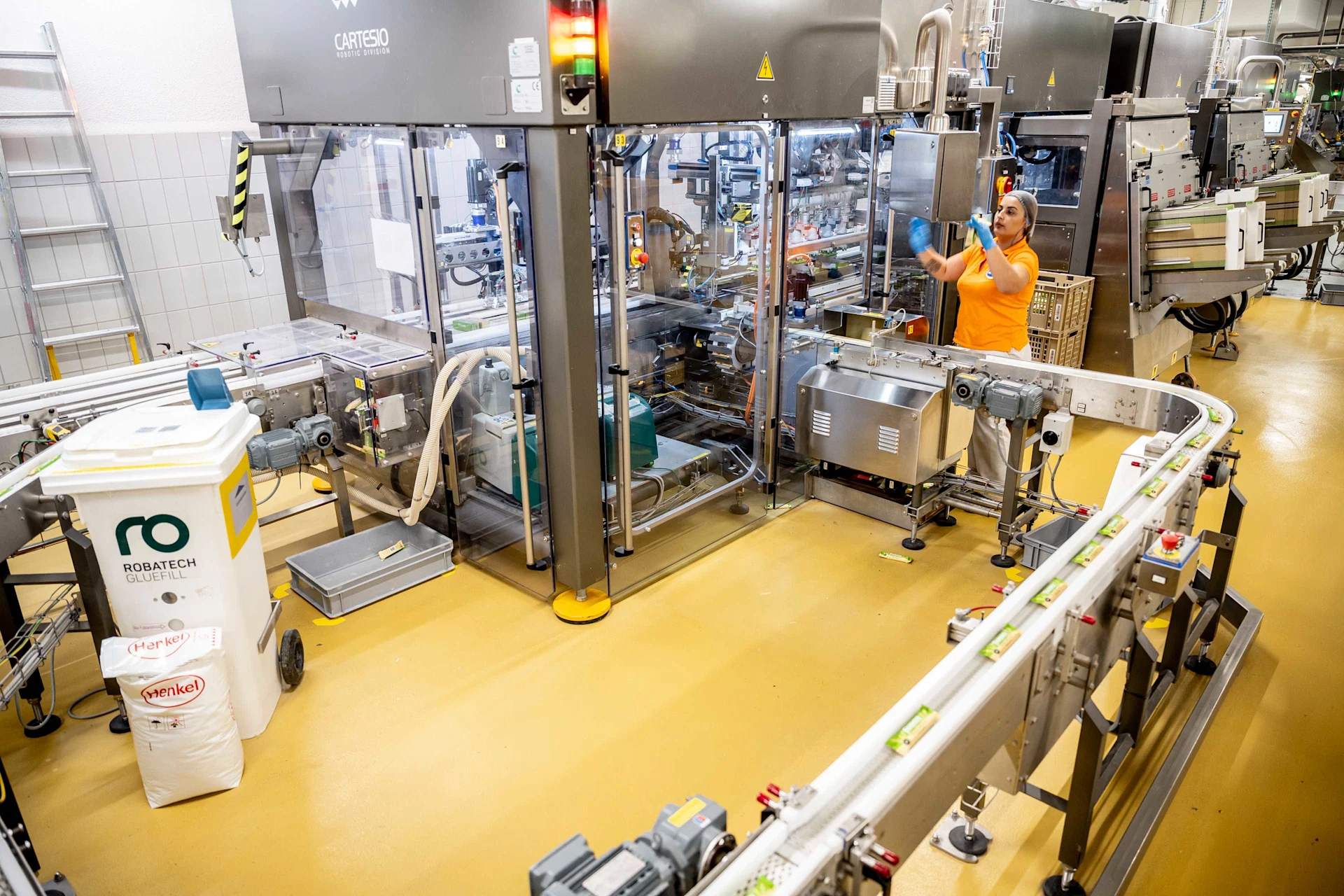 Elena Bianca Arhire, opératrice de machines, surveille l’emballage des barres.