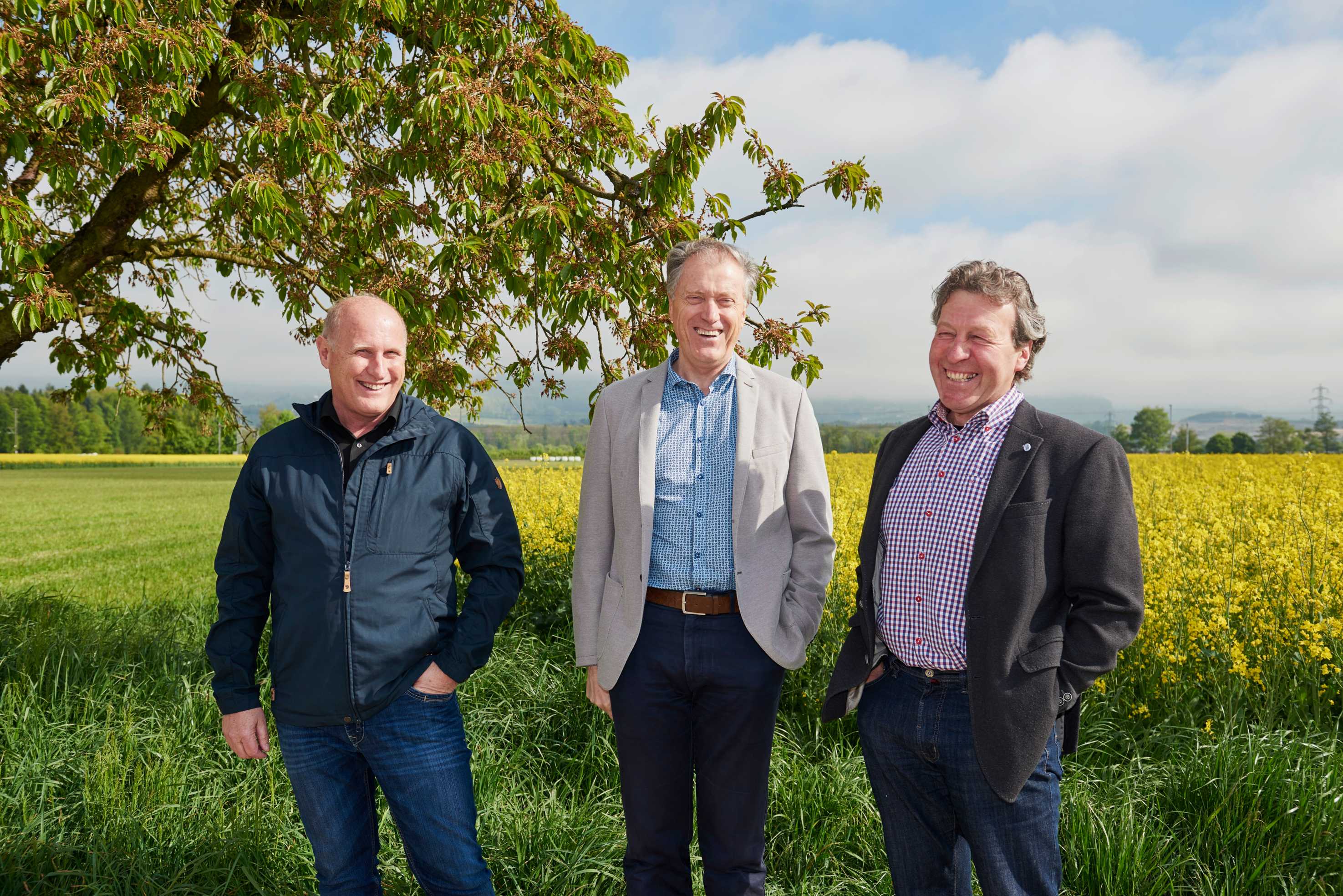 Herbert Bolliger rit devant un champ de colza.