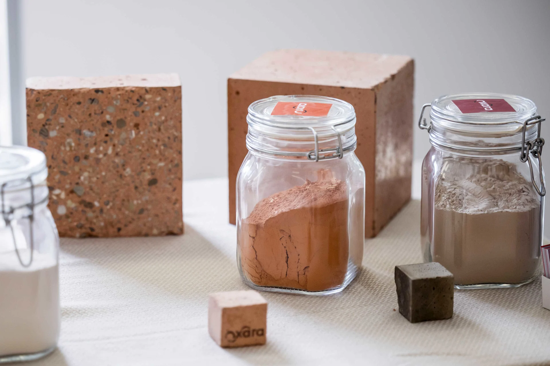 Drei verschiedene Pulver in Gläsern