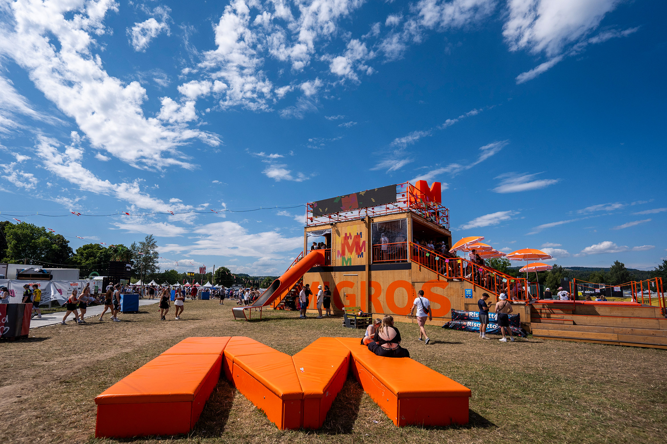 Une plateforme Migros à plusieurs étages sur le site du festival invite à la détente.