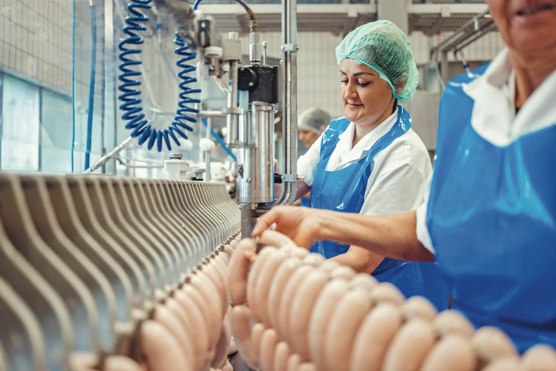 Rusmina Bruderer dans l'usine de saucisses Micarna