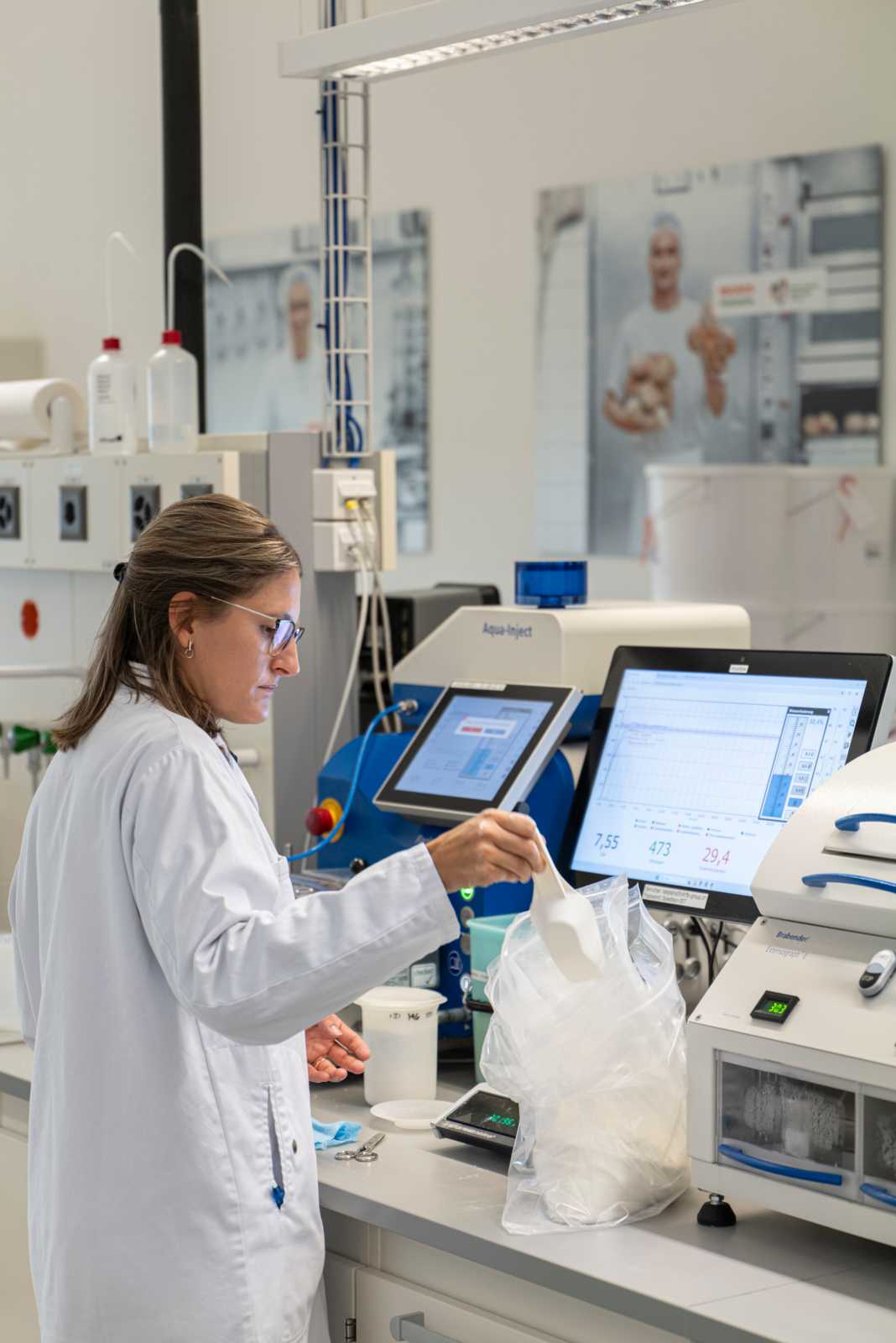 Maritta Wirth analyse la qualité boulangère de la farine d’une nouvelle variété de blé