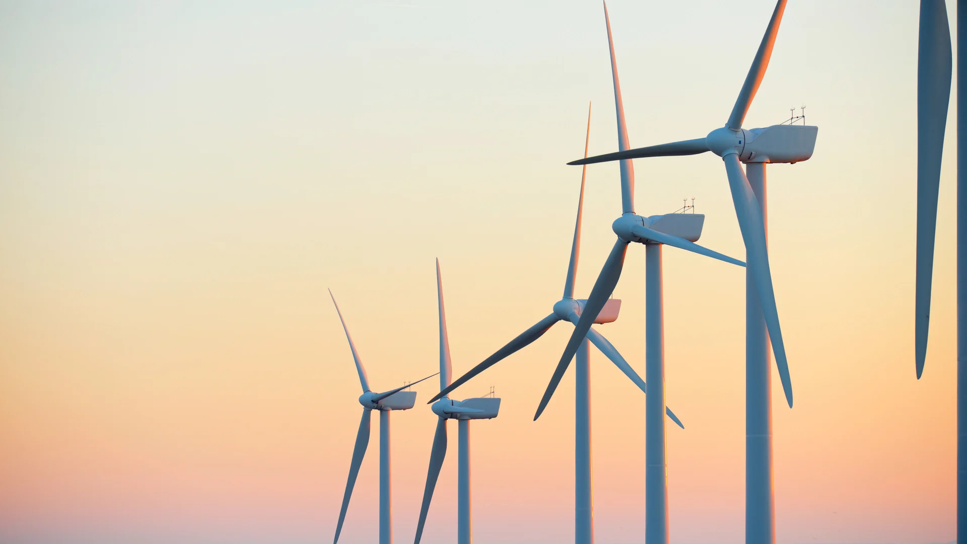 Windkraftanlagen zur nachhaltigen Stromerzeugung bei Sonnenaufgang