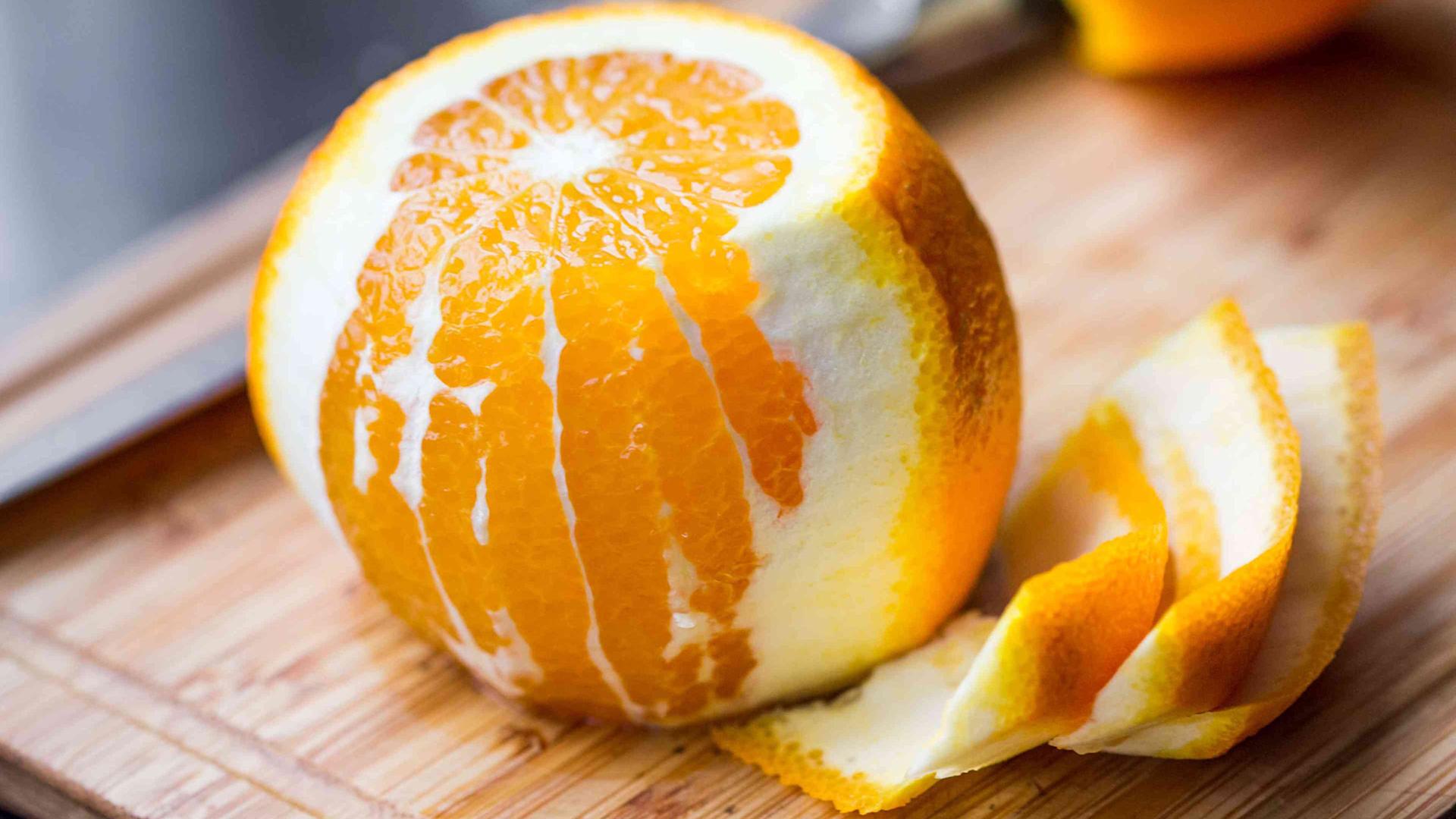 Eine geschälte Orange mit Schale