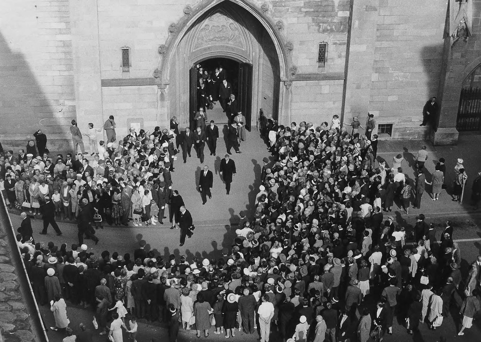 Trauergemeinde vor der Kirche (1962).  [MGB_Dok_Fo_110098]