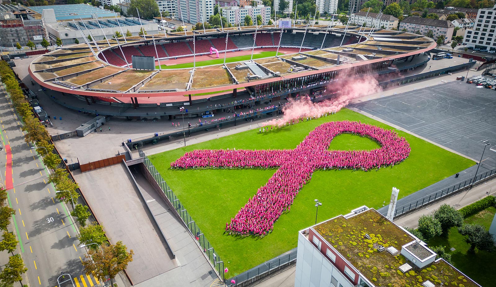 Formation d'un pink ribbon humain avec tous les participants