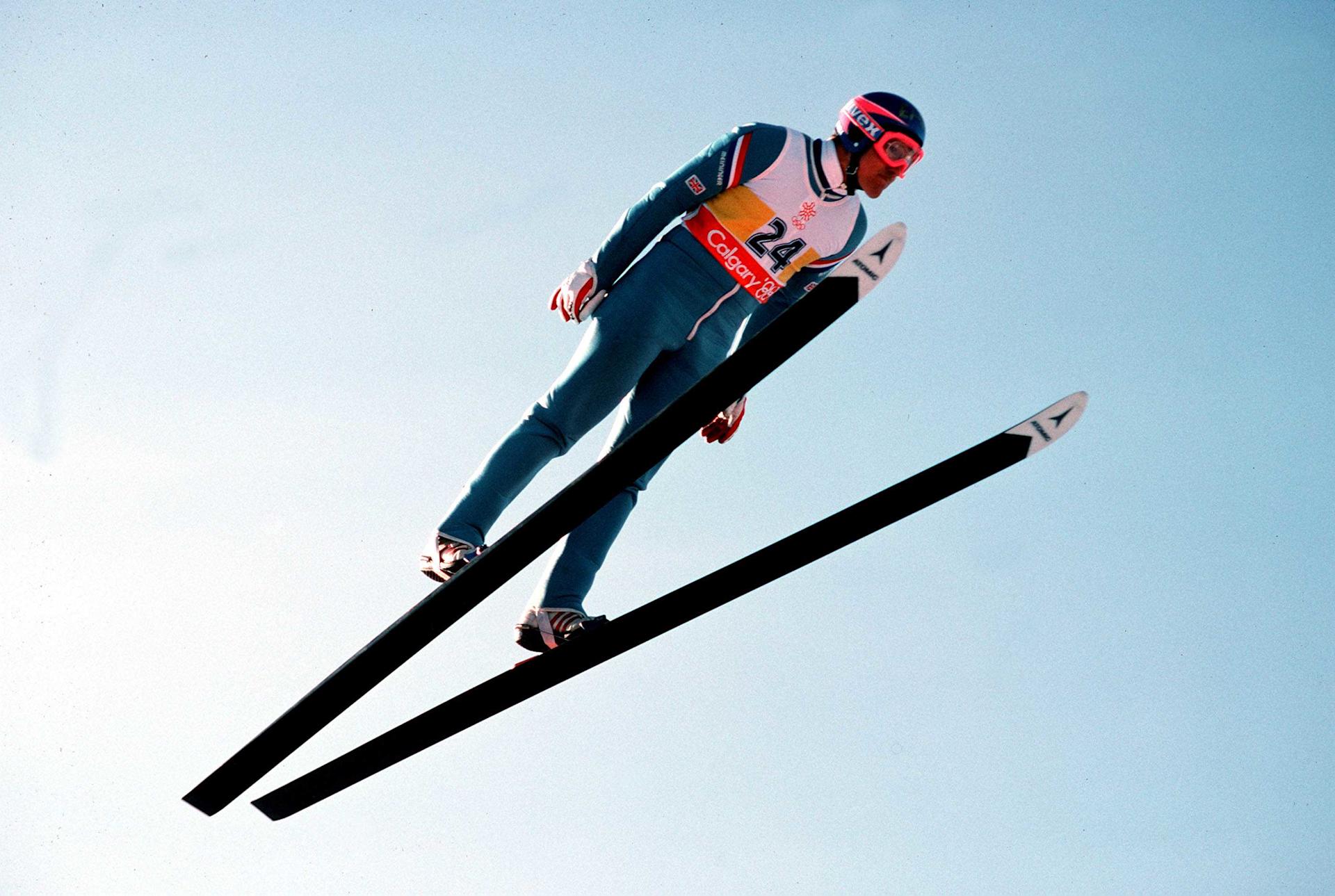 Eddie the "Eagle" Edwards in volo durante le Olimpiadi invernali del 1988 a Calgary.