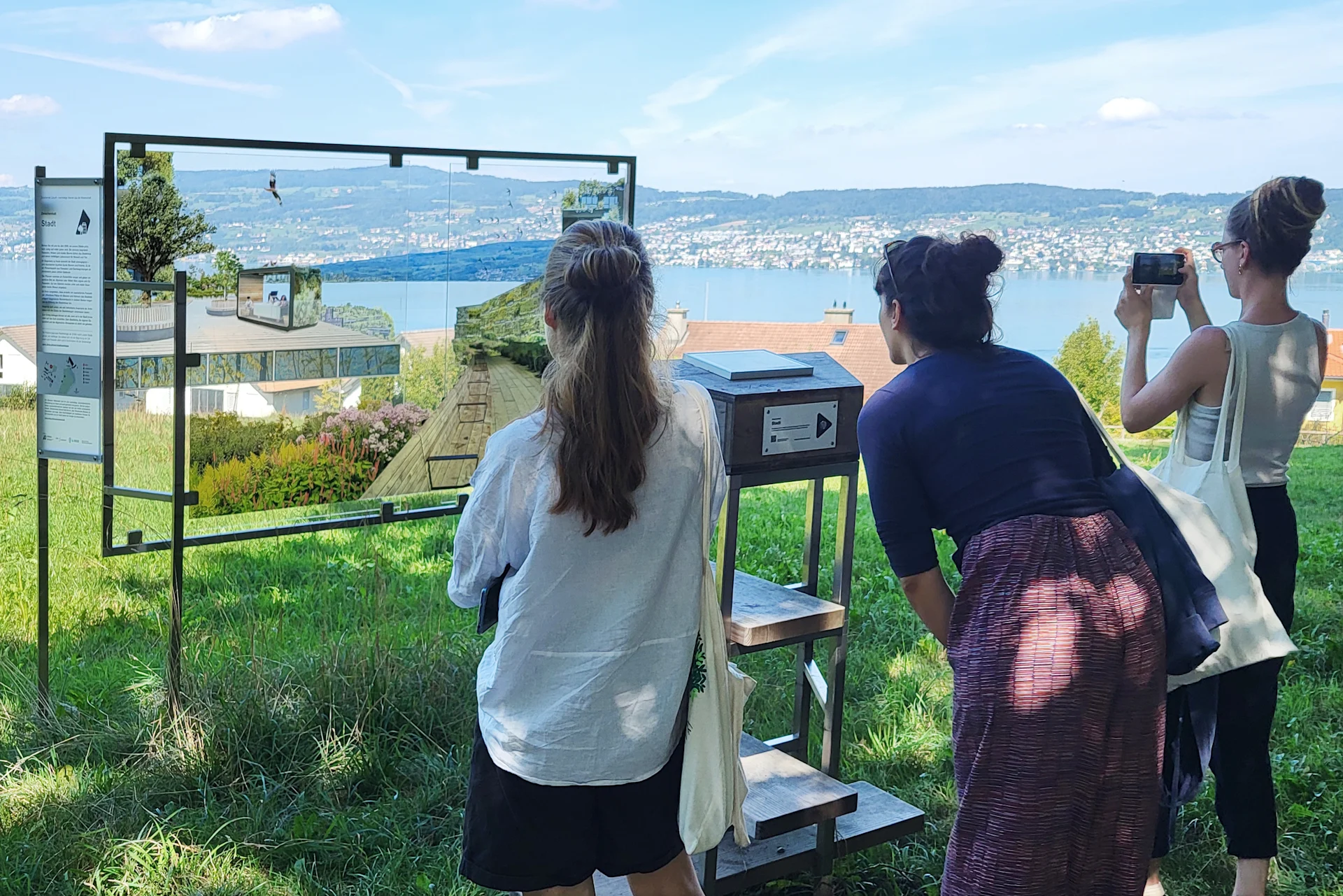 Visitatori sul sentiero del futuro a Wädenswil