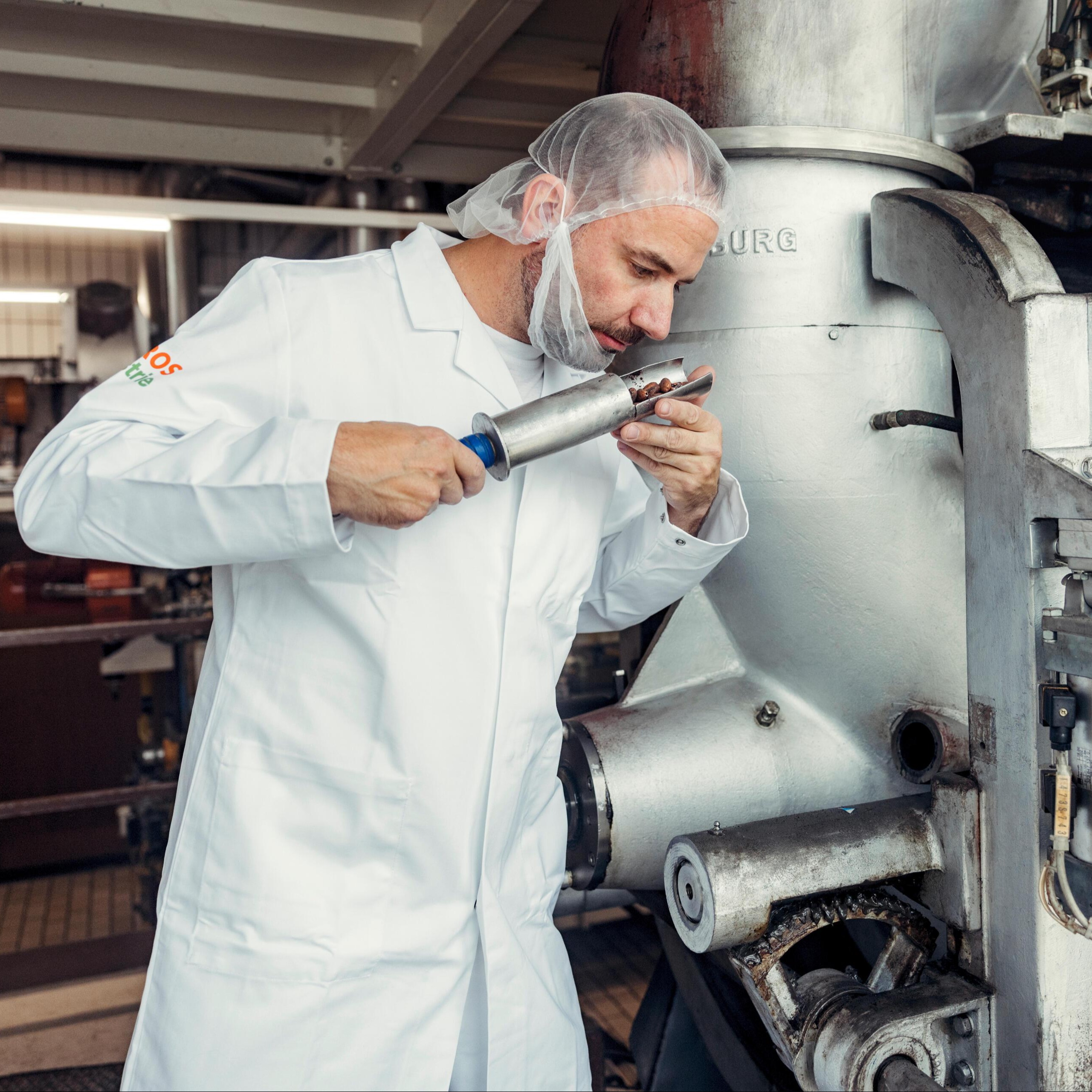 Un uomo controlla la qualità dei chicchi di caffè