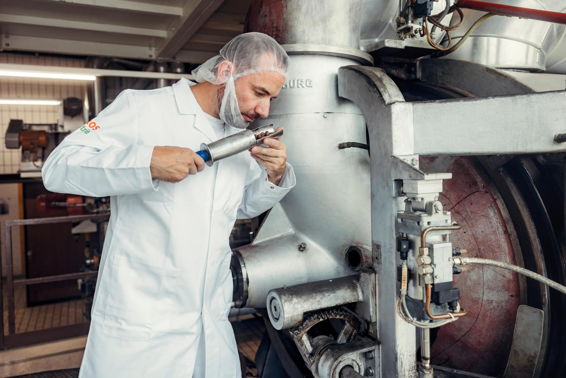 Un uomo controlla la qualità dei chicchi di caffè