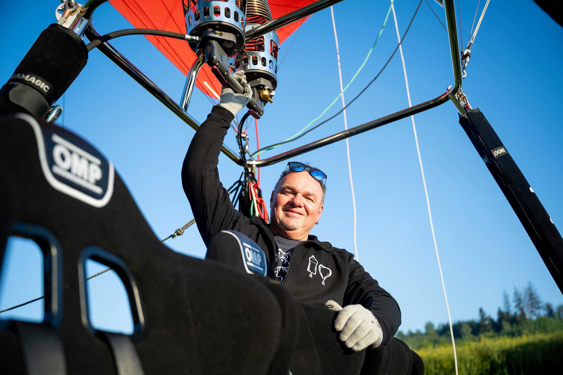 Stefan Wälchli nella nuova mongolfiera
