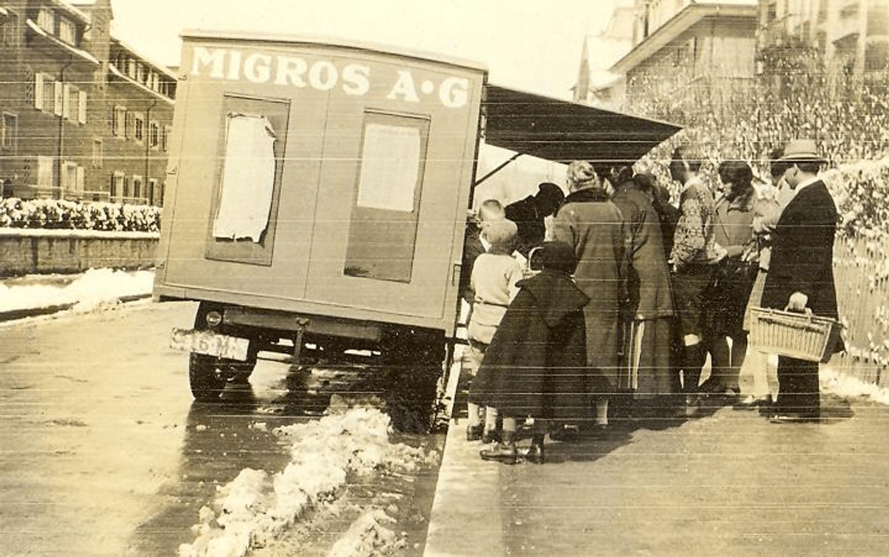 Sales situation at the sales trolley in winter (ca. 1930)