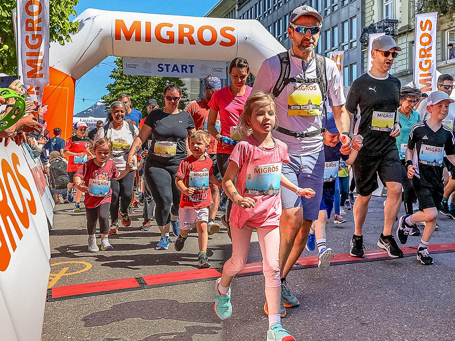 Des familles courent lors d'une course populaire sponsorisée par Migros